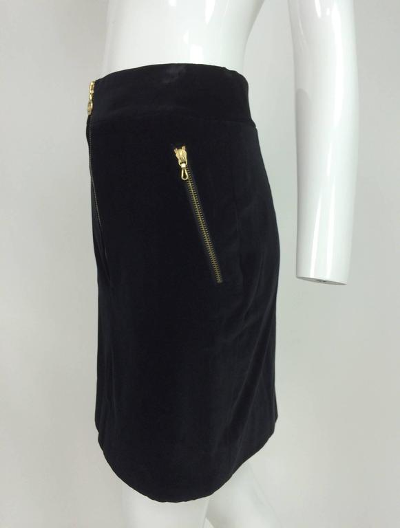 Classic Black Skirt With Zipper In Front 4