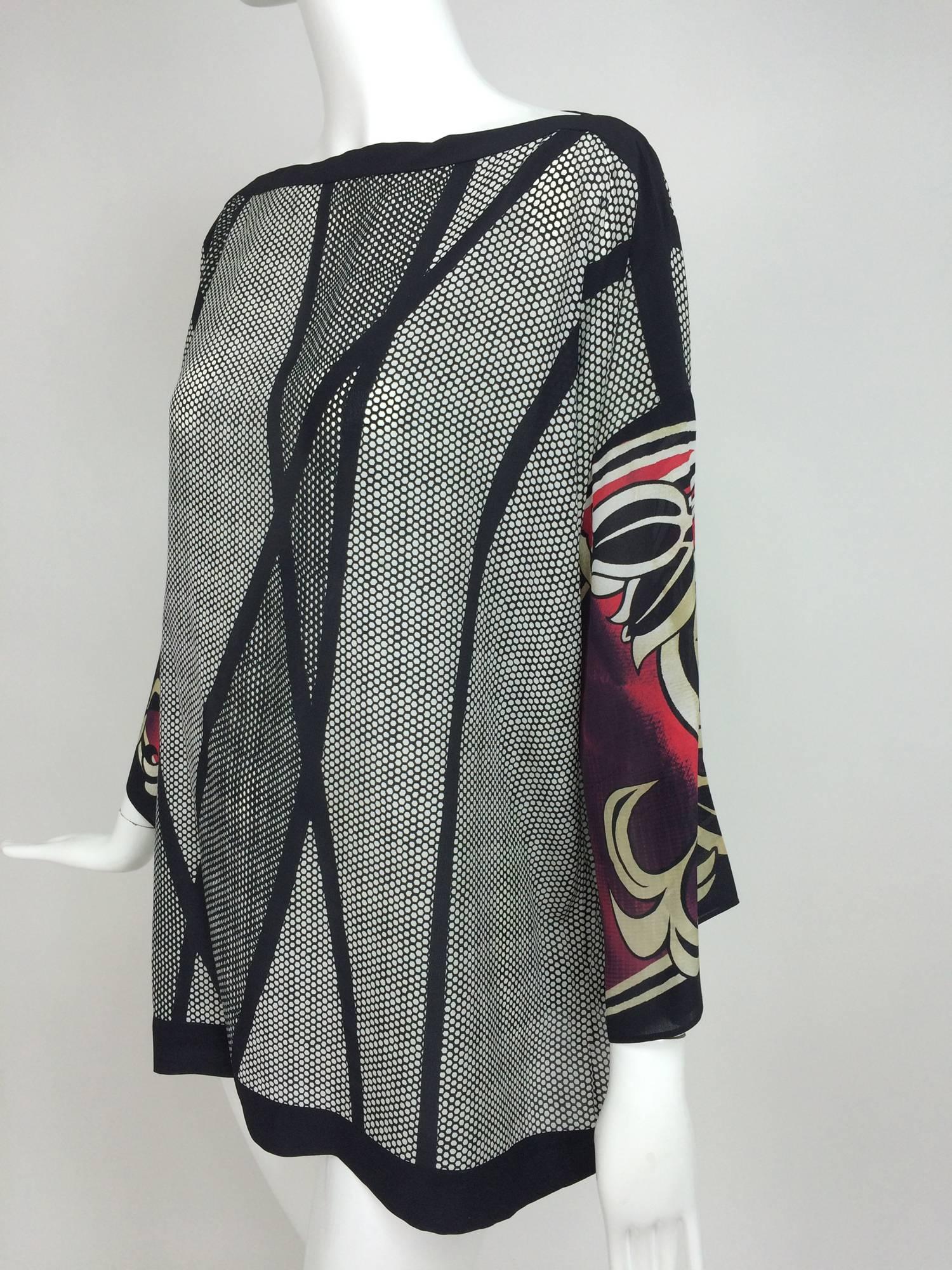 Escada printed silk tunic top 44...Pull on top has a bateau neckline, bracelet length sleeves and dropped shoulder seams...Looks unworn...

In excellent wearable condition... All our clothing is dry cleaned and inspected for condition and is ready