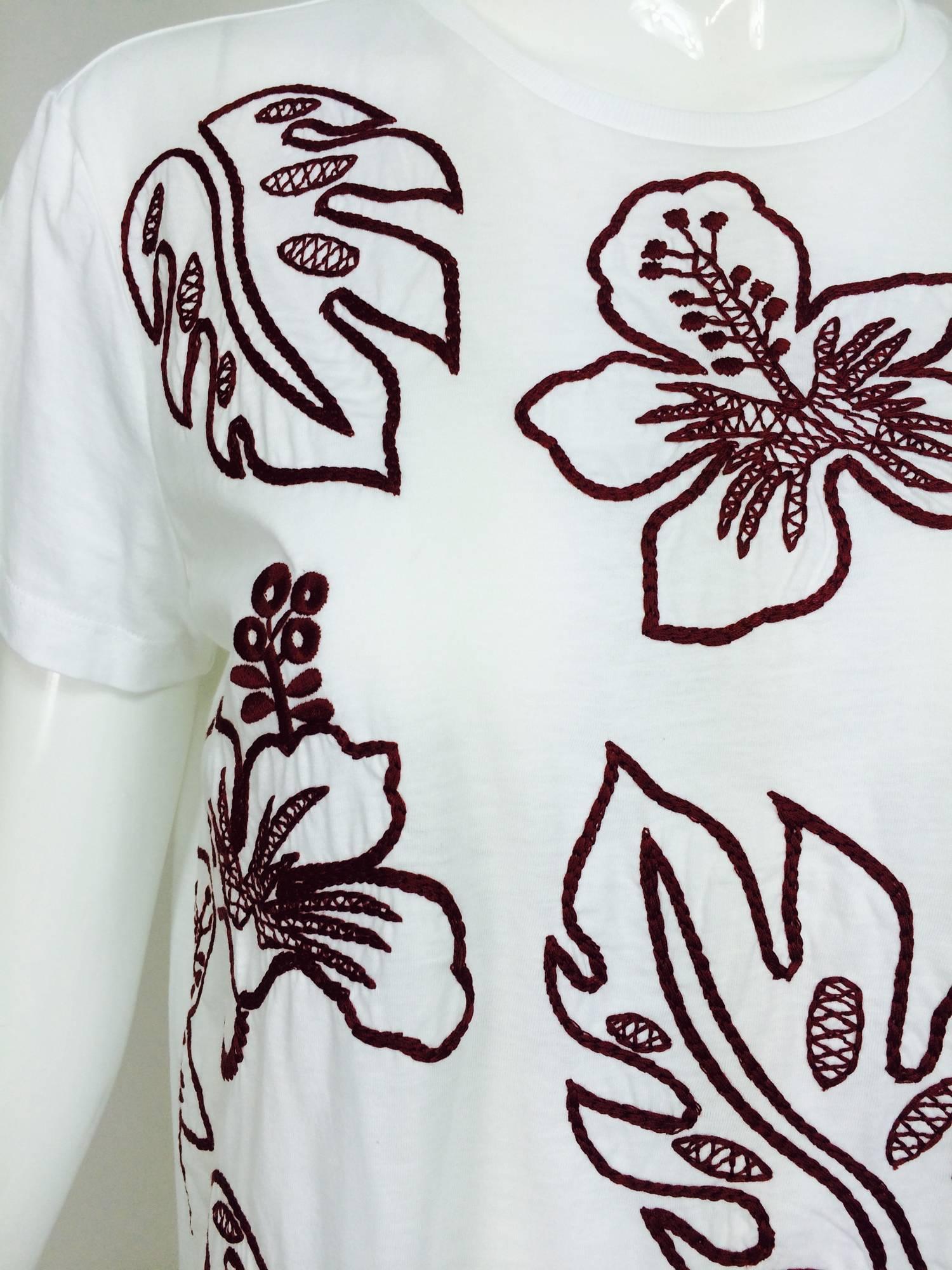 Prada white cotton embroidered Hawaii T shirt NWT XL...Tropical flowers are embroidered on the front of this short sleeve T, in burgundy...Marked size XL.
Check measurements!

In excellent wearable condition... All our clothing is dry cleaned and