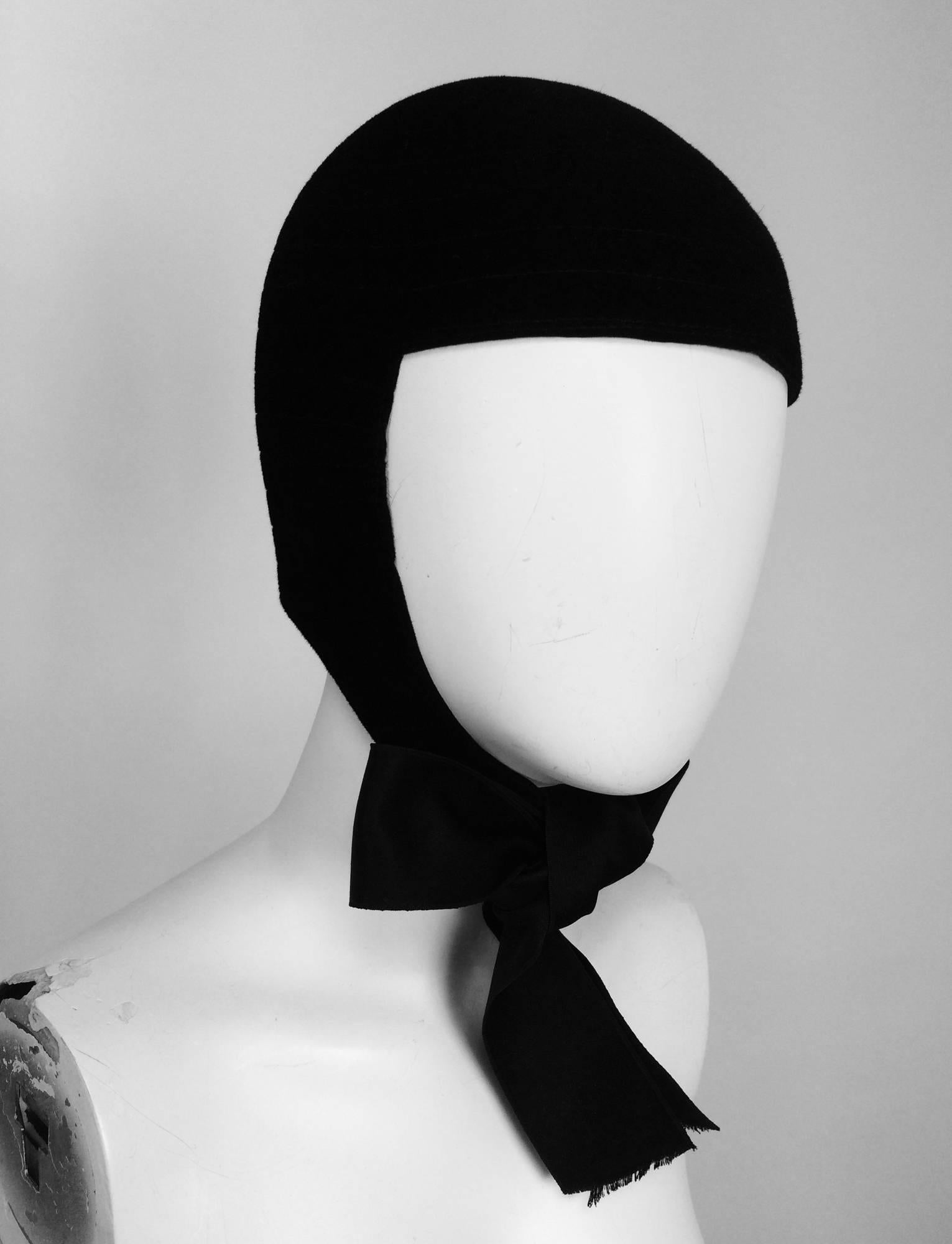 James Galanos black velvet Mod black velvet felt helmet hat 1960s In New Condition In West Palm Beach, FL