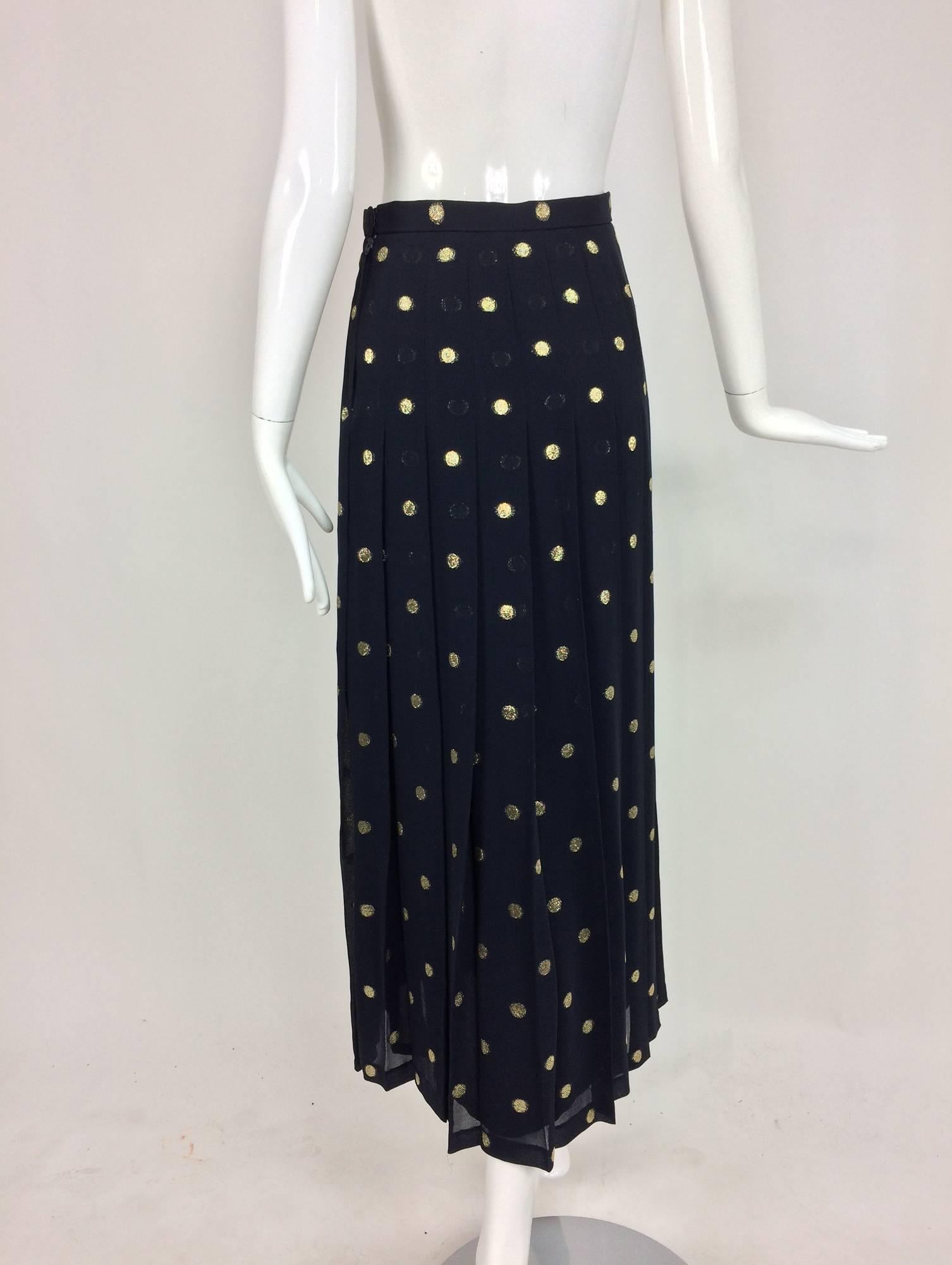 Gloria Sachs black silk chiffon metallic gold coin dot pleated skirt 1990s In Excellent Condition For Sale In West Palm Beach, FL