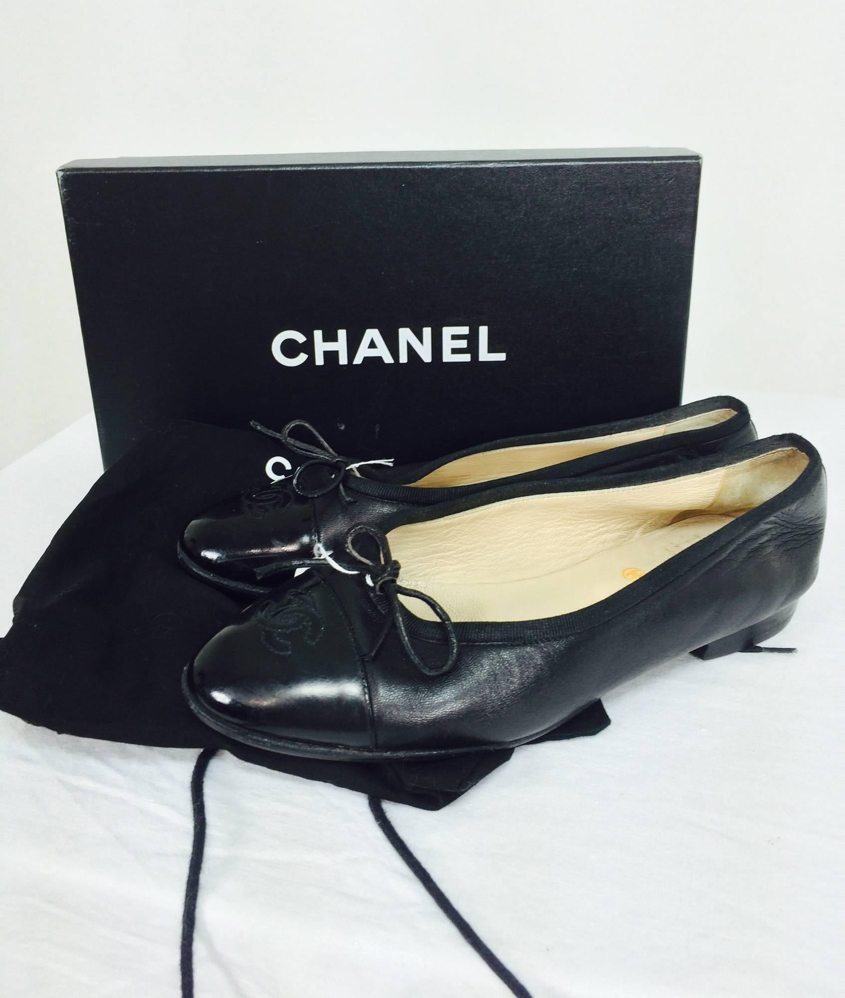 Chanel soft black black lambskin leather ballet flats, with glossy logo toe caps...Bow tie front...38M...In very good pre owned condition...Original box with dust covers included
