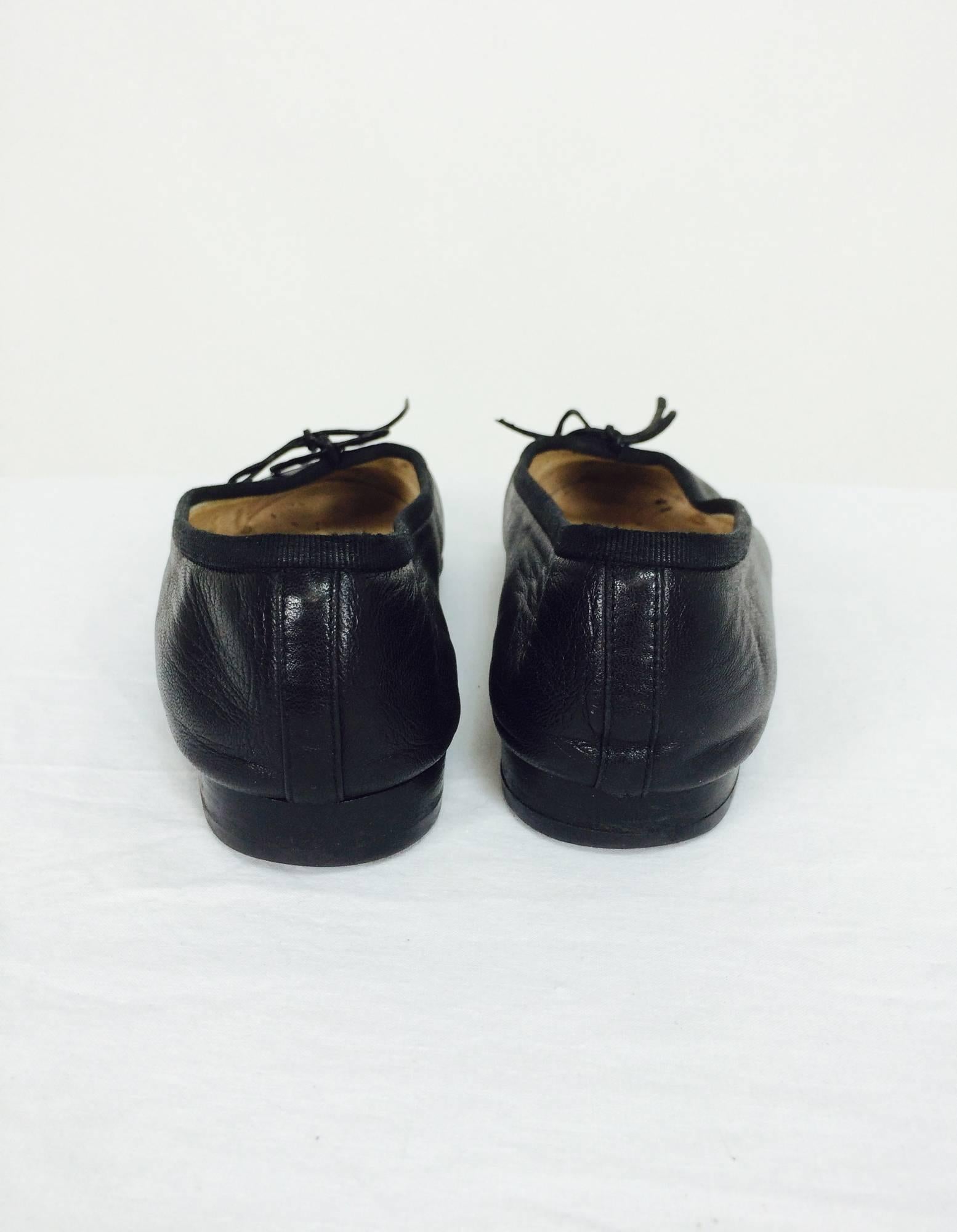 Chanel soft black lambskin leather ballet flats 38M In Excellent Condition In West Palm Beach, FL