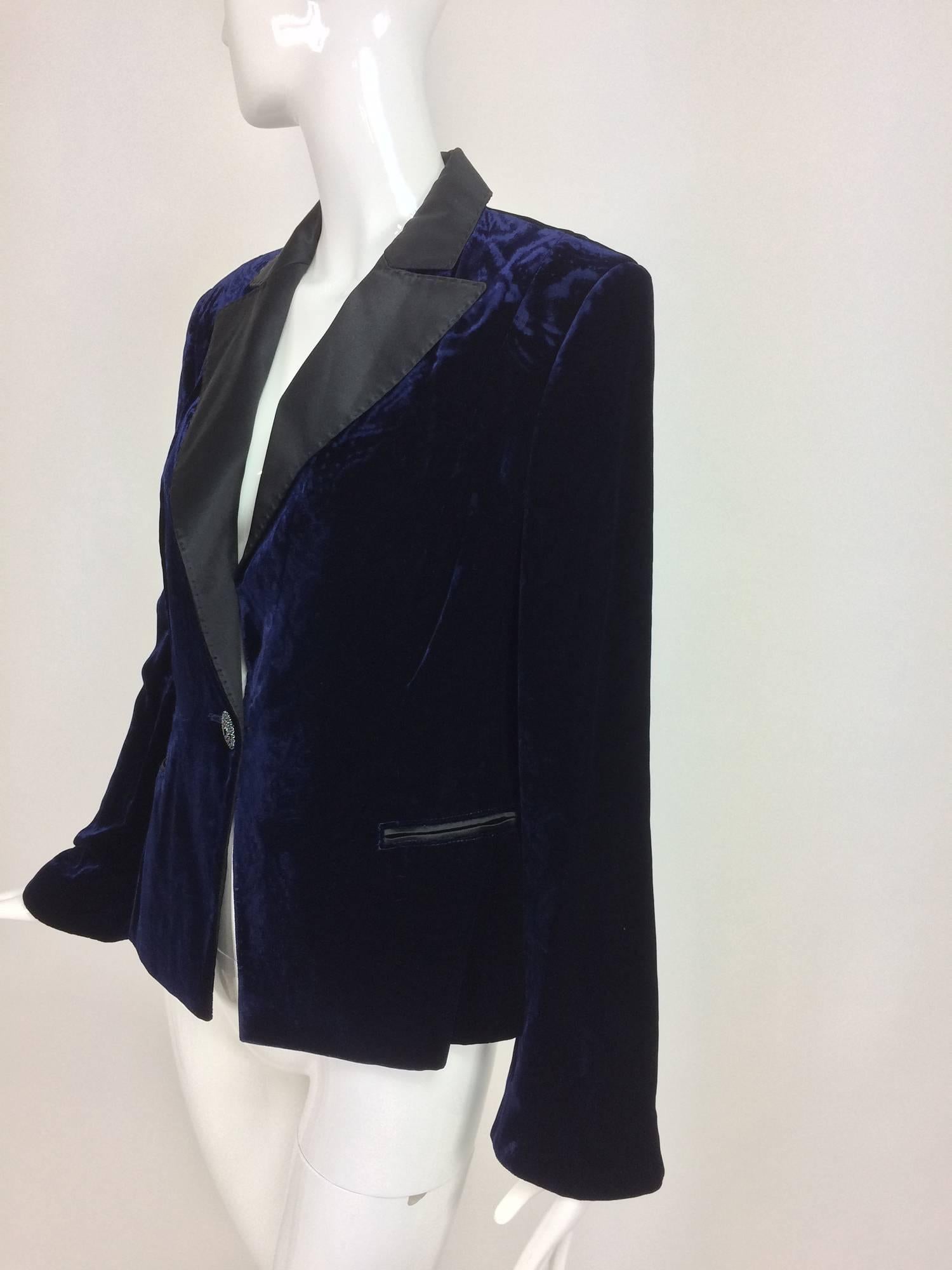 Feraud ink blue embossed velvet tuxedo style jacket  In Excellent Condition In West Palm Beach, FL