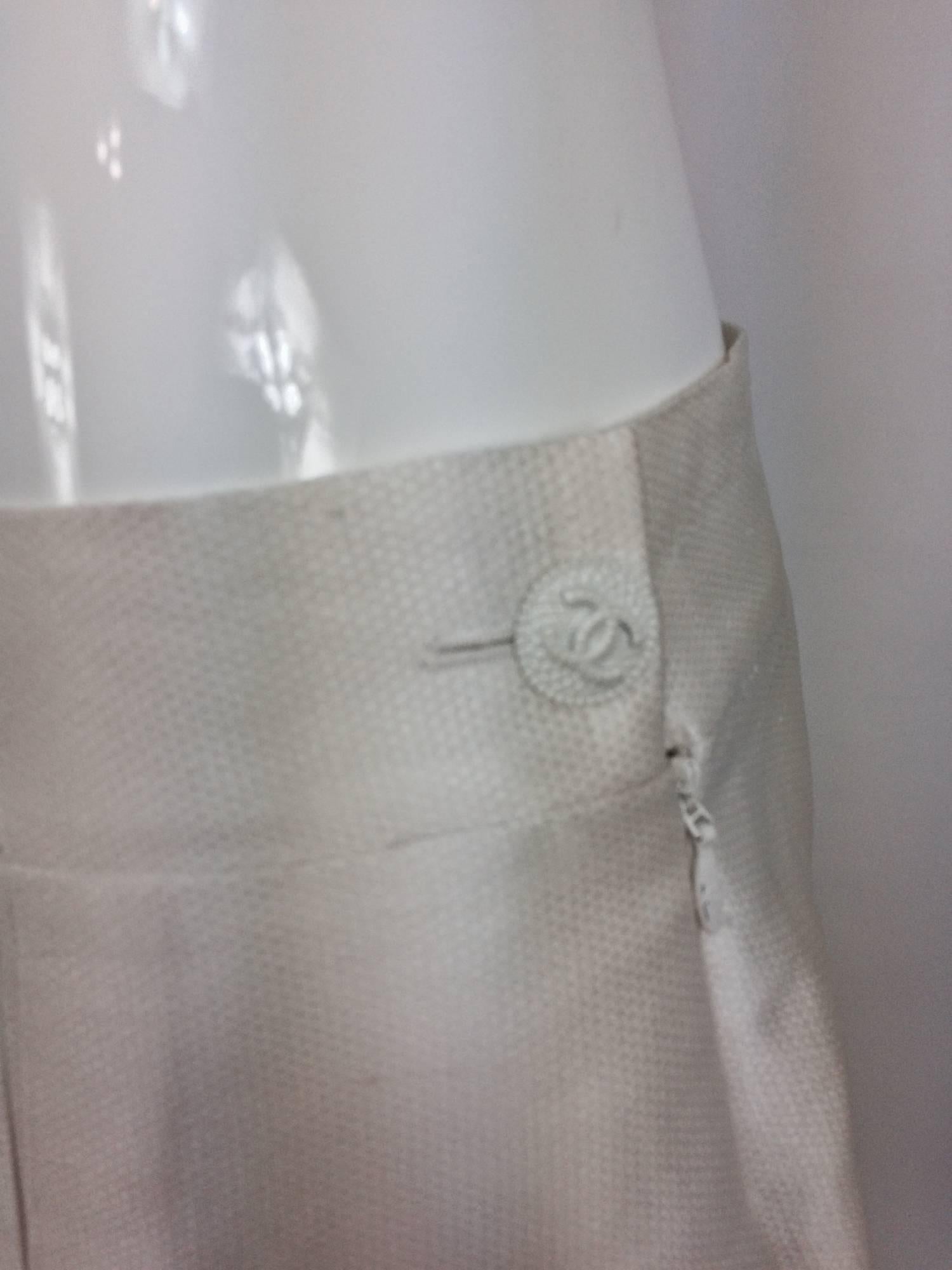 Chanel off white silk cotton pique box pleated skirt 2009 In Excellent Condition In West Palm Beach, FL