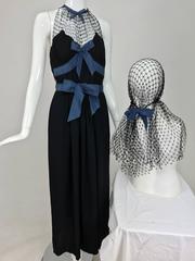 Mainbocher 1946 schwarzes Krepp- und Netzkleid mit Kapuze Nachlass von Ruth Gordon