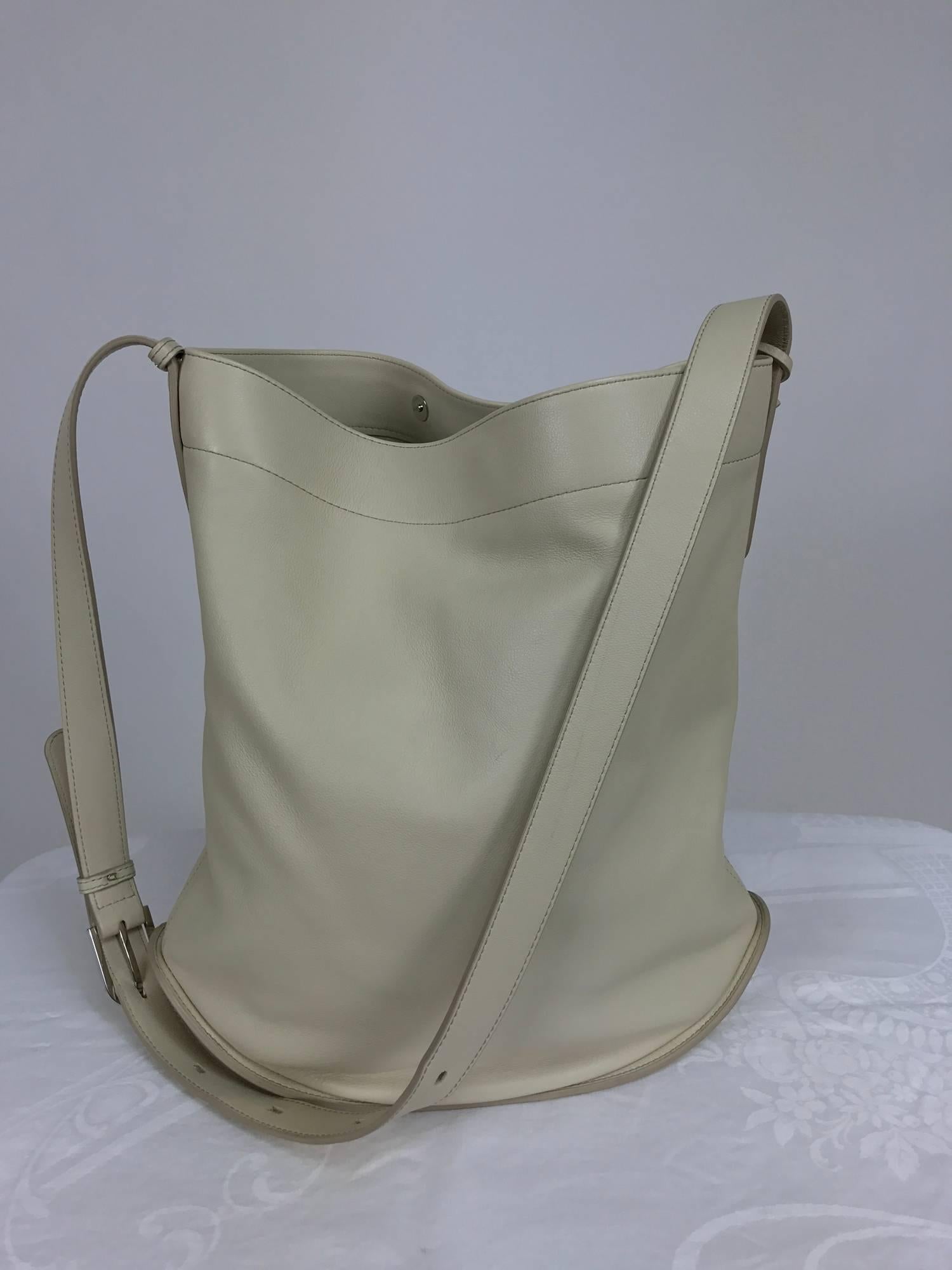 Delvaux ivory leather pin holdall shoulder bag In Excellent Condition In West Palm Beach, FL