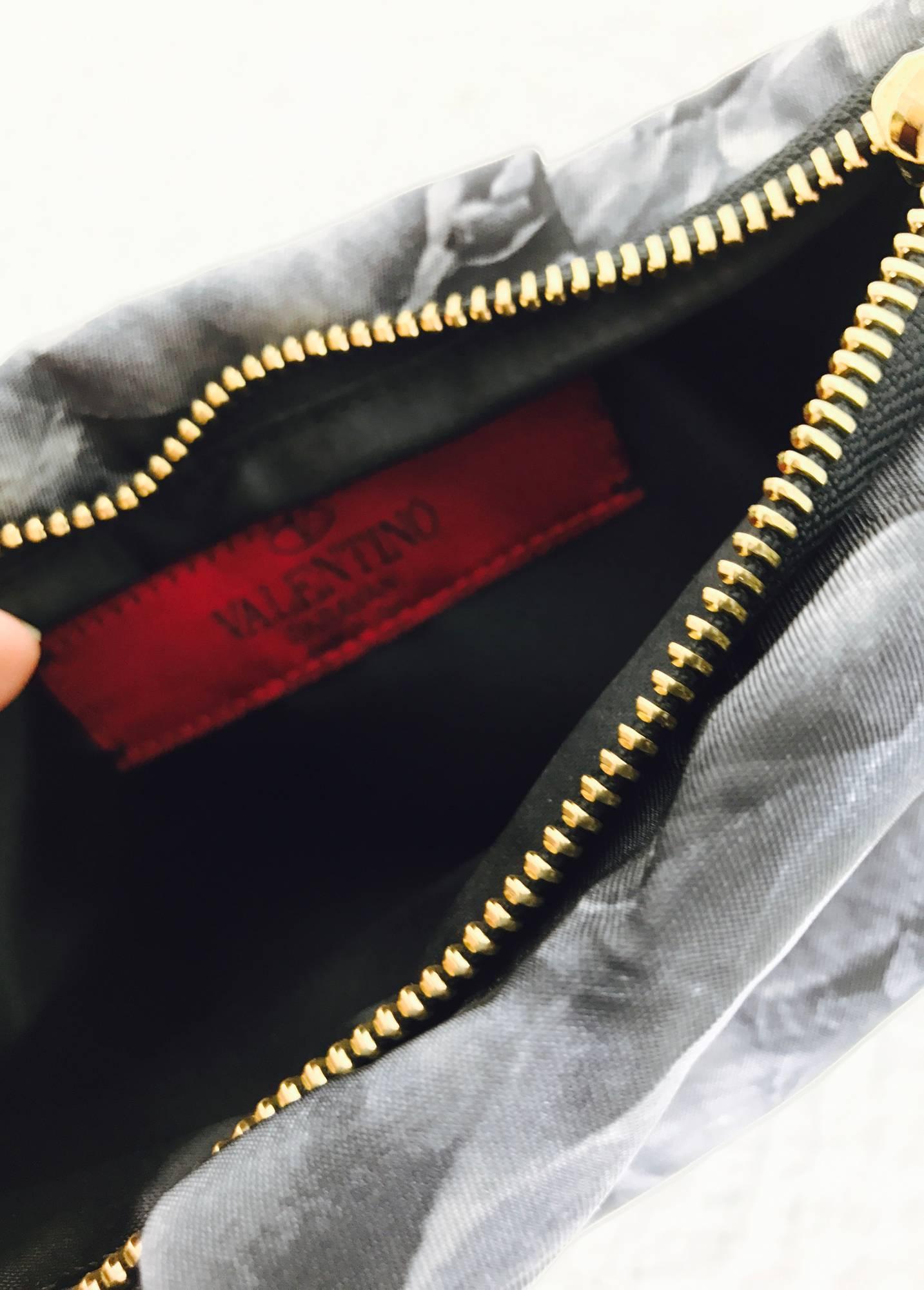 Valentino black roses zipper top clutch handbag  In Excellent Condition In West Palm Beach, FL