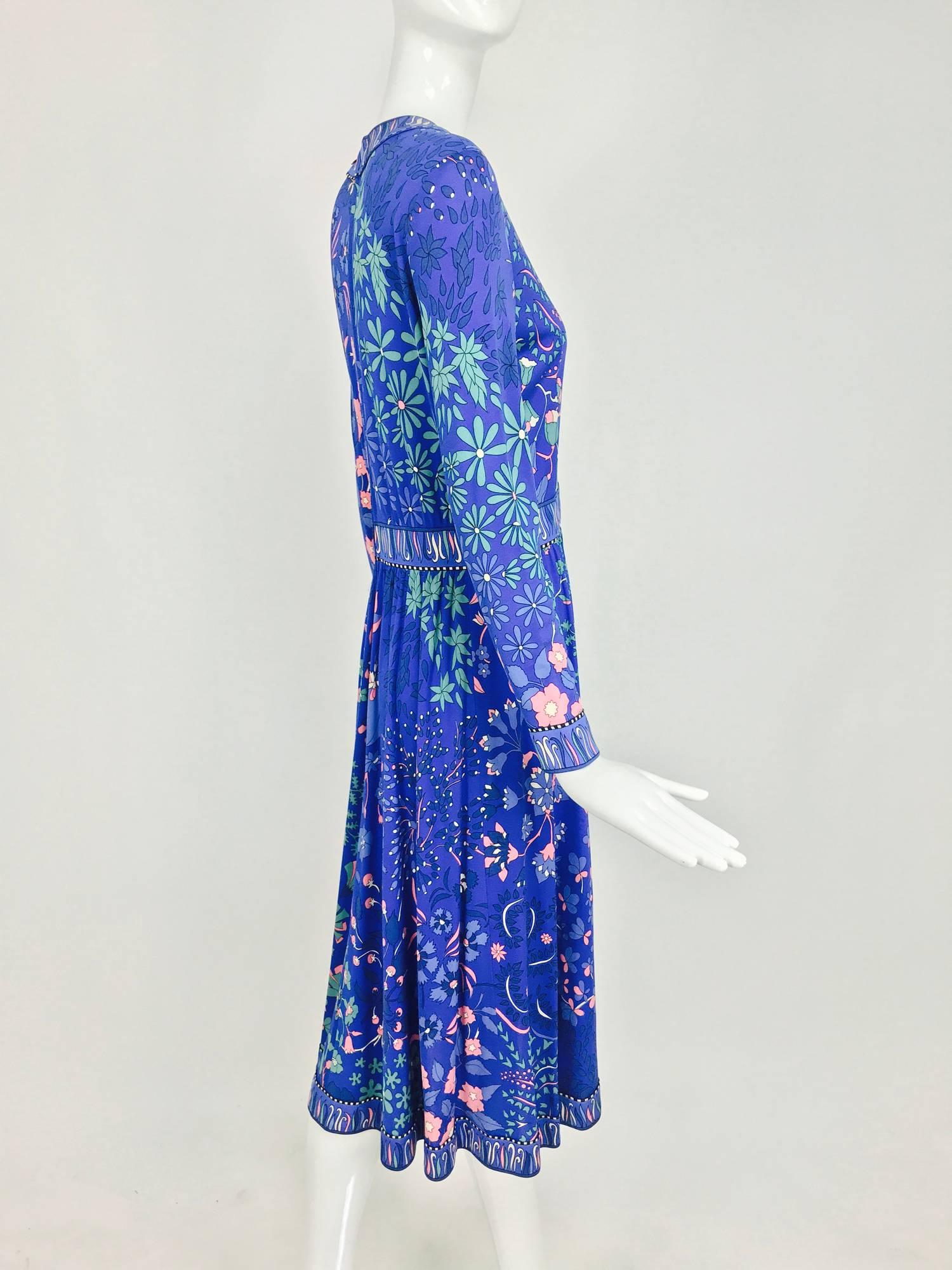 Vintage Bessi silk print dress with V neckline and flare hem skirt 1970s In Excellent Condition In West Palm Beach, FL