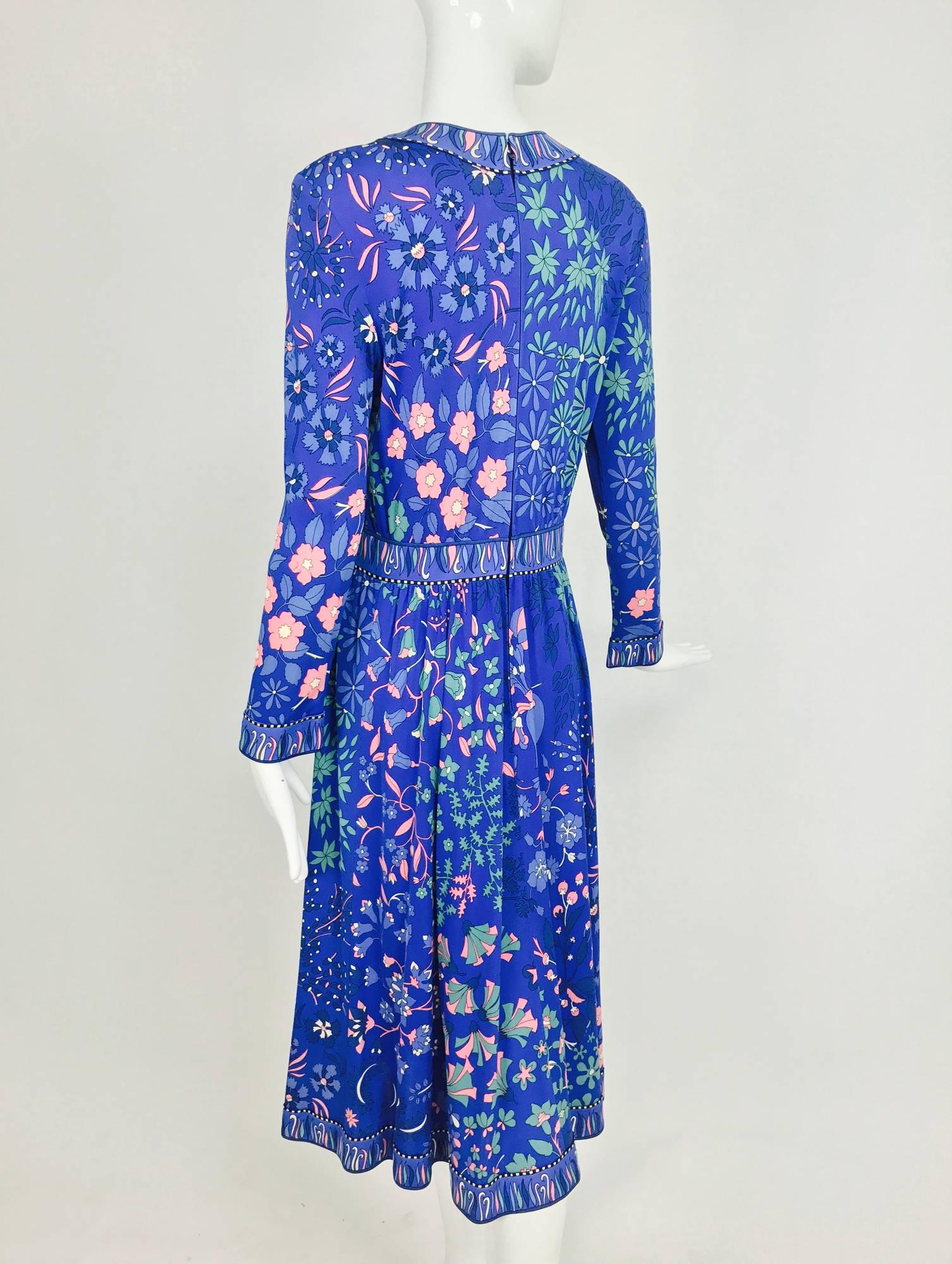 Vintage Bessi silk print dress with V neckline and flare hem skirt 1970s 1