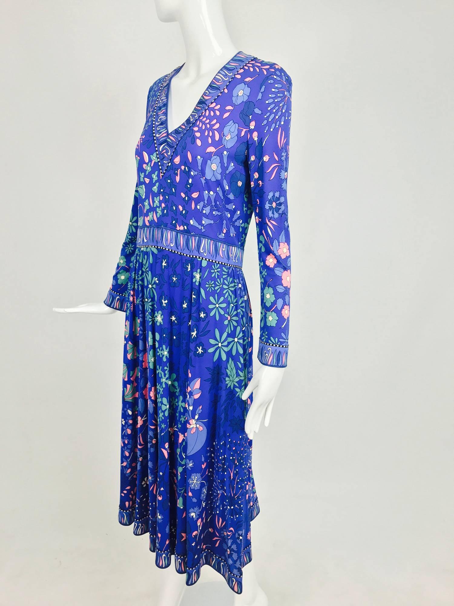Vintage Bessi silk print dress with V neckline and flare hem skirt 1970s 4
