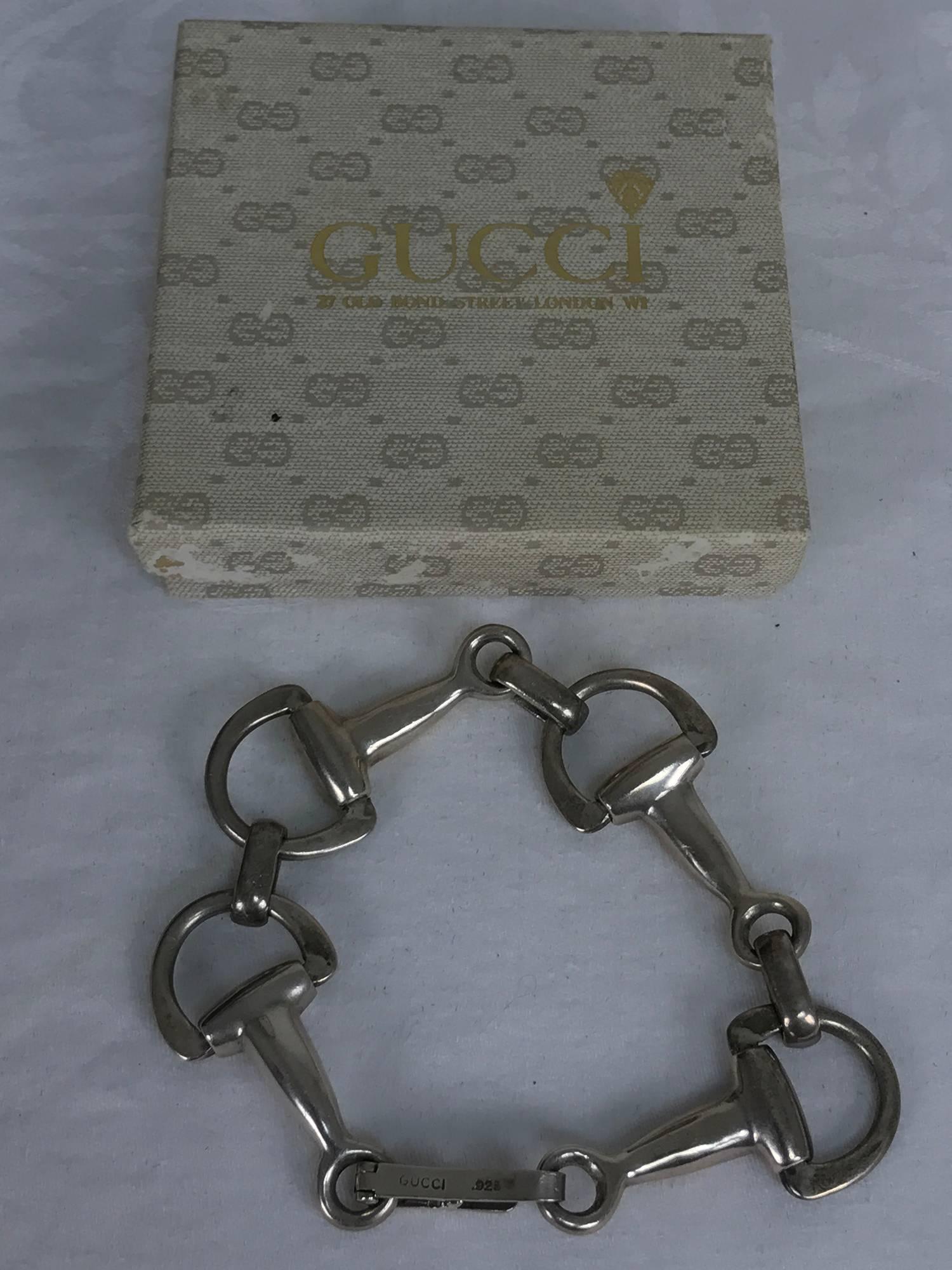 Beautiful and heavy Gucci sterling silver 925 bracelet...Horse bit design with snap closure...Together with the original box.
Measurements are:
8 1/2