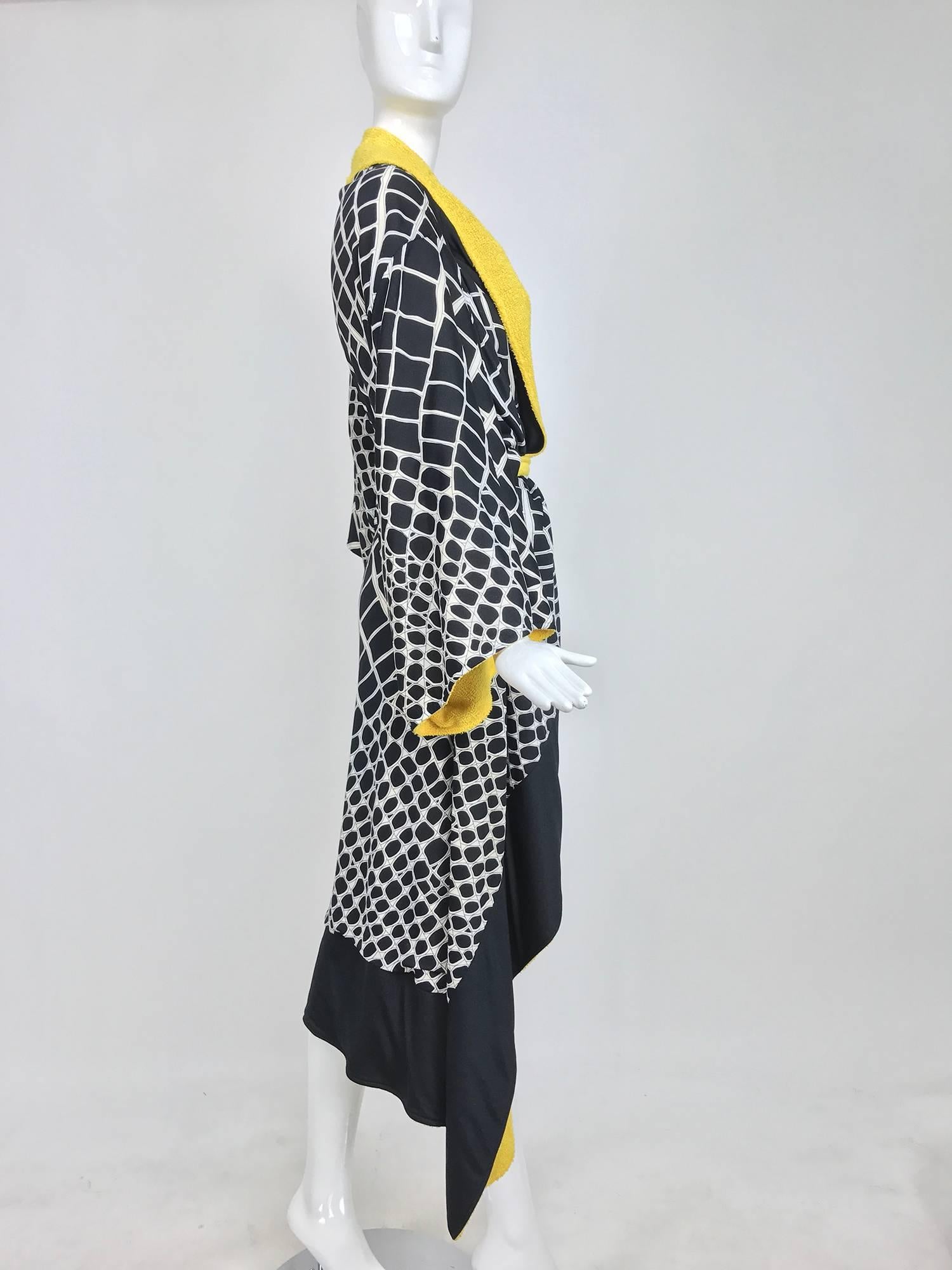 Vintage Gottex kimono style pool or beach coat black white and yellow 1980s In Excellent Condition In West Palm Beach, FL