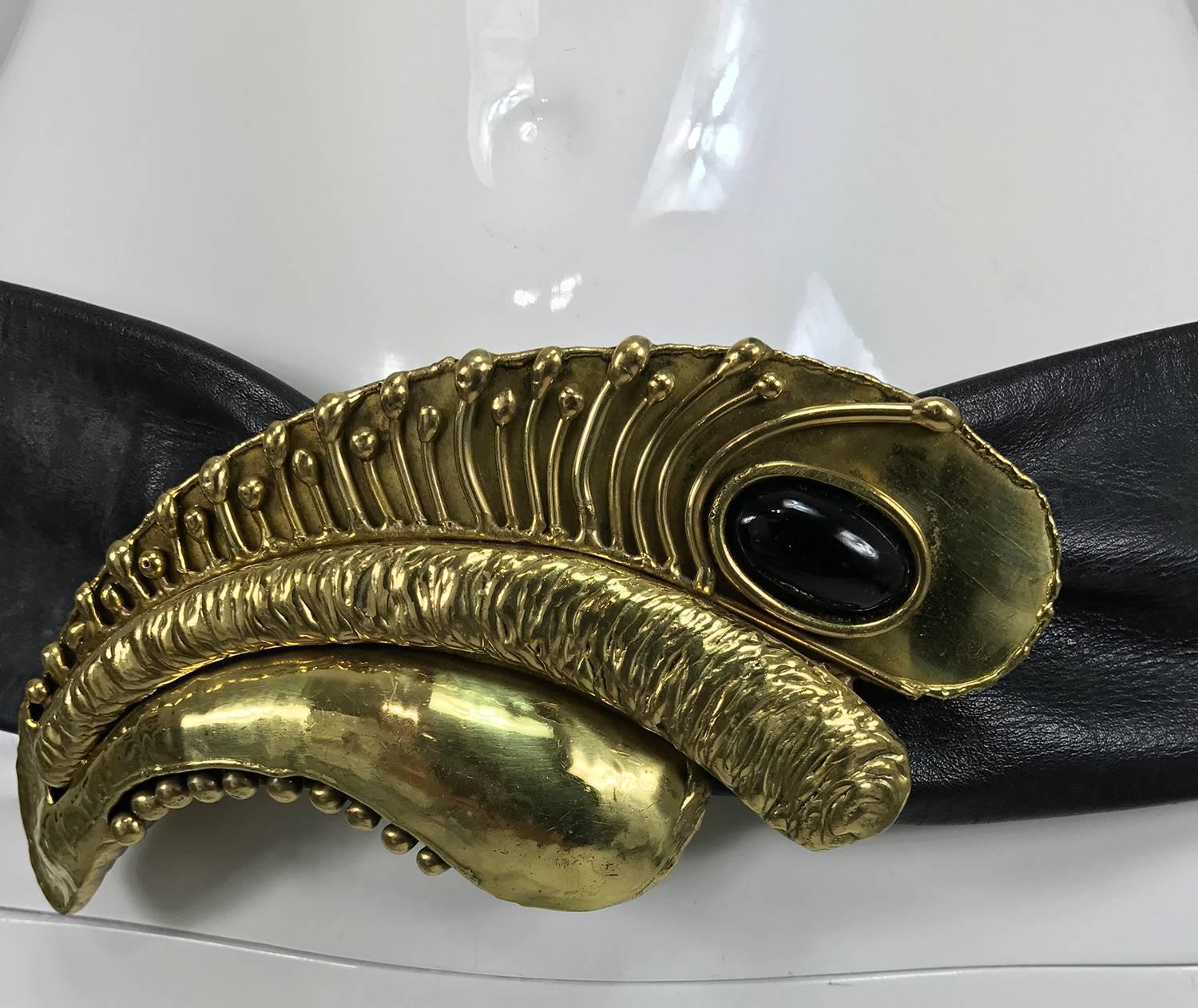 Vintage modernist brass and onyx belt buckle and leather belt from the  années 1980... La grande boucle unique est sertie d'un cabochon en onyx noir... Marqué made in Mexico... Ceinture originale réglable en cuir noir souple....
Les mesures sont
