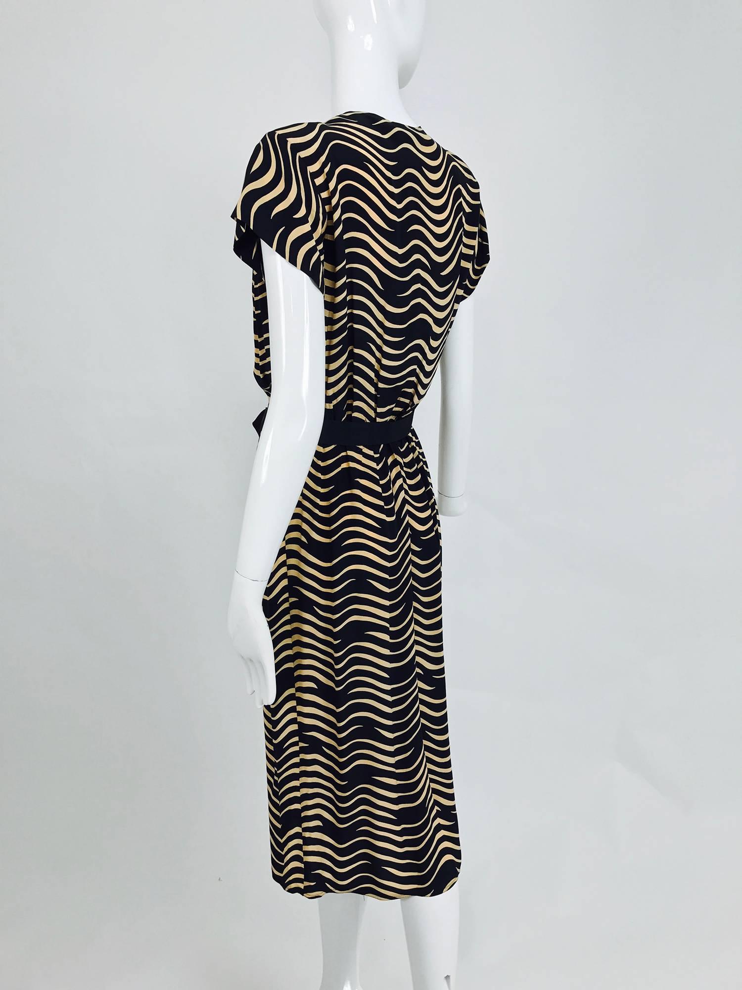 Rare novelty cigarette with smoke print silk dress by Dianne B 1970s In Excellent Condition In West Palm Beach, FL