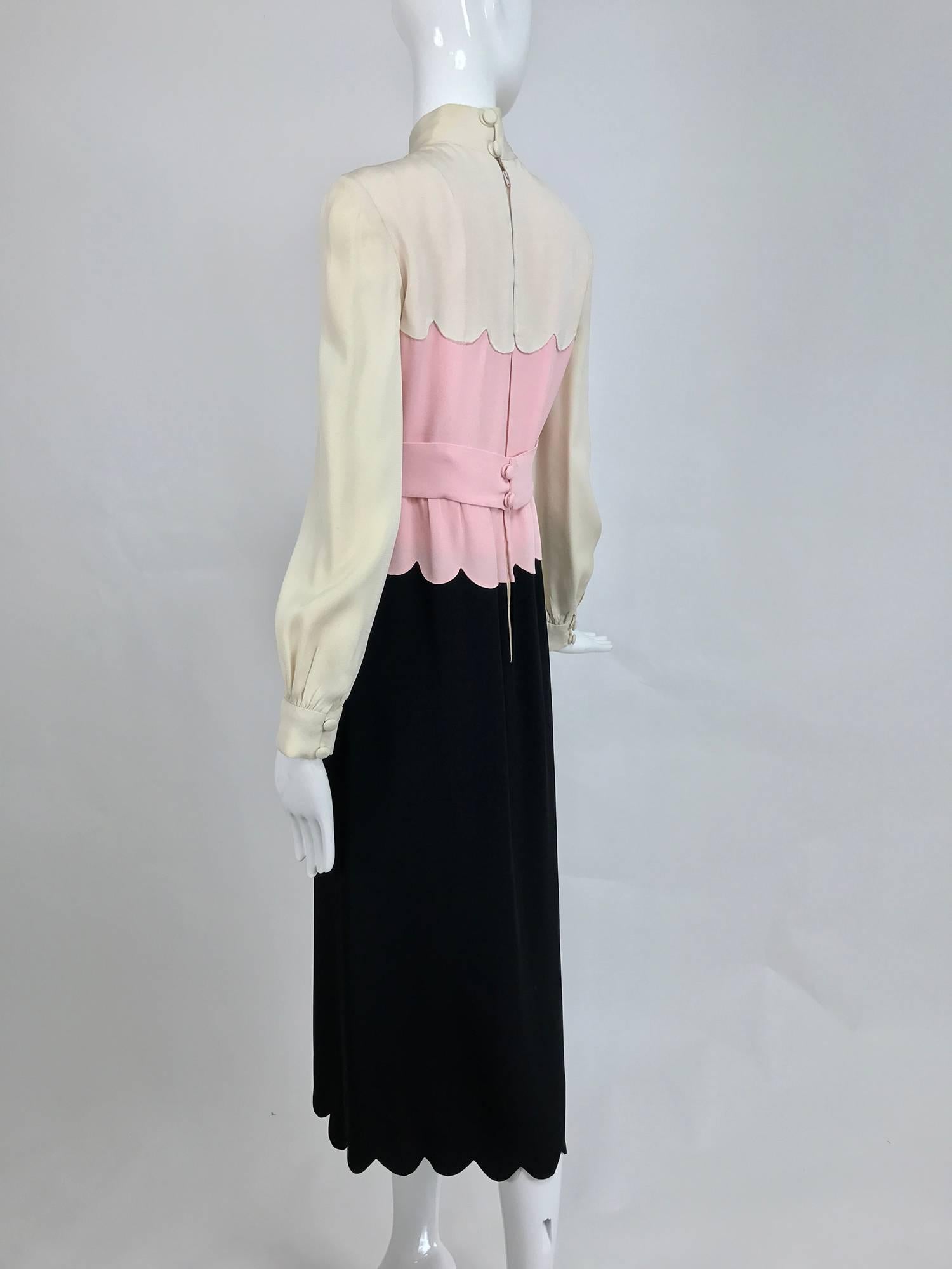 Donald Brooks scalloped crepe dress in cream pink and black 1960s In Excellent Condition In West Palm Beach, FL