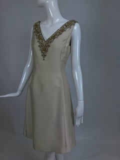 Vestido vintage Malcolm Starr de seda crema lustrosa con escote en V años 60