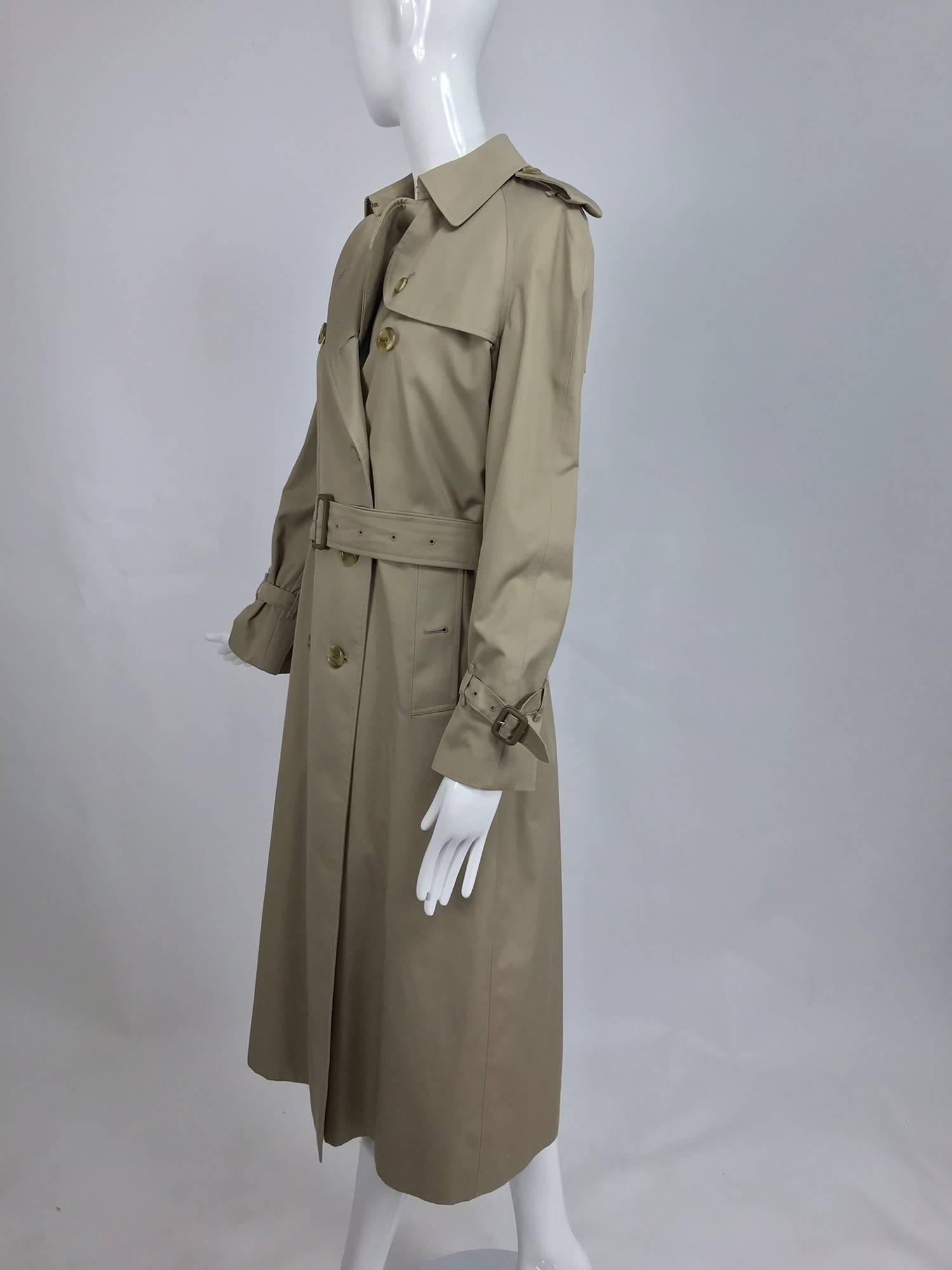 Burberry classic trench coat with removable nova check lining In Excellent Condition In West Palm Beach, FL