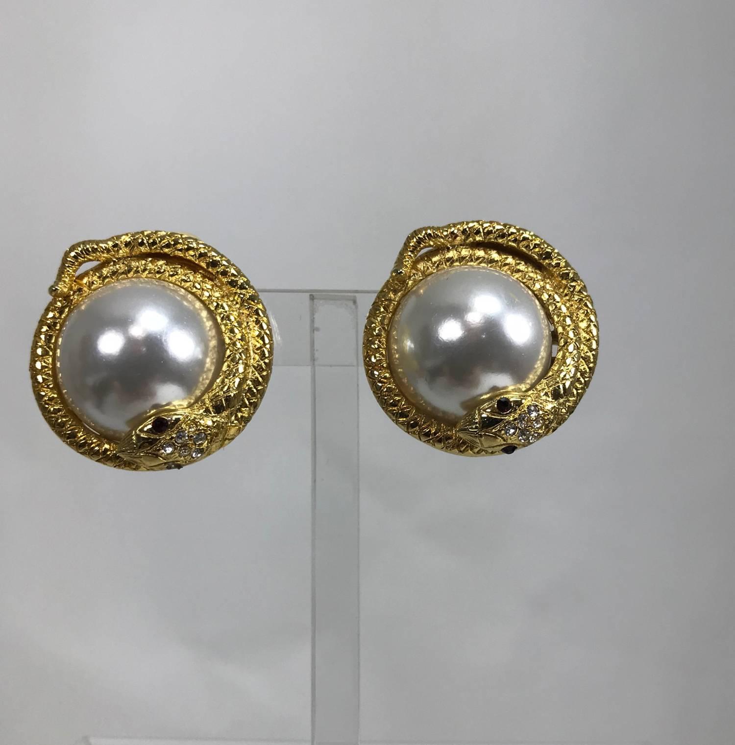 Kenneth Lane large jeweled snake with pearl earrings In Excellent Condition In West Palm Beach, FL