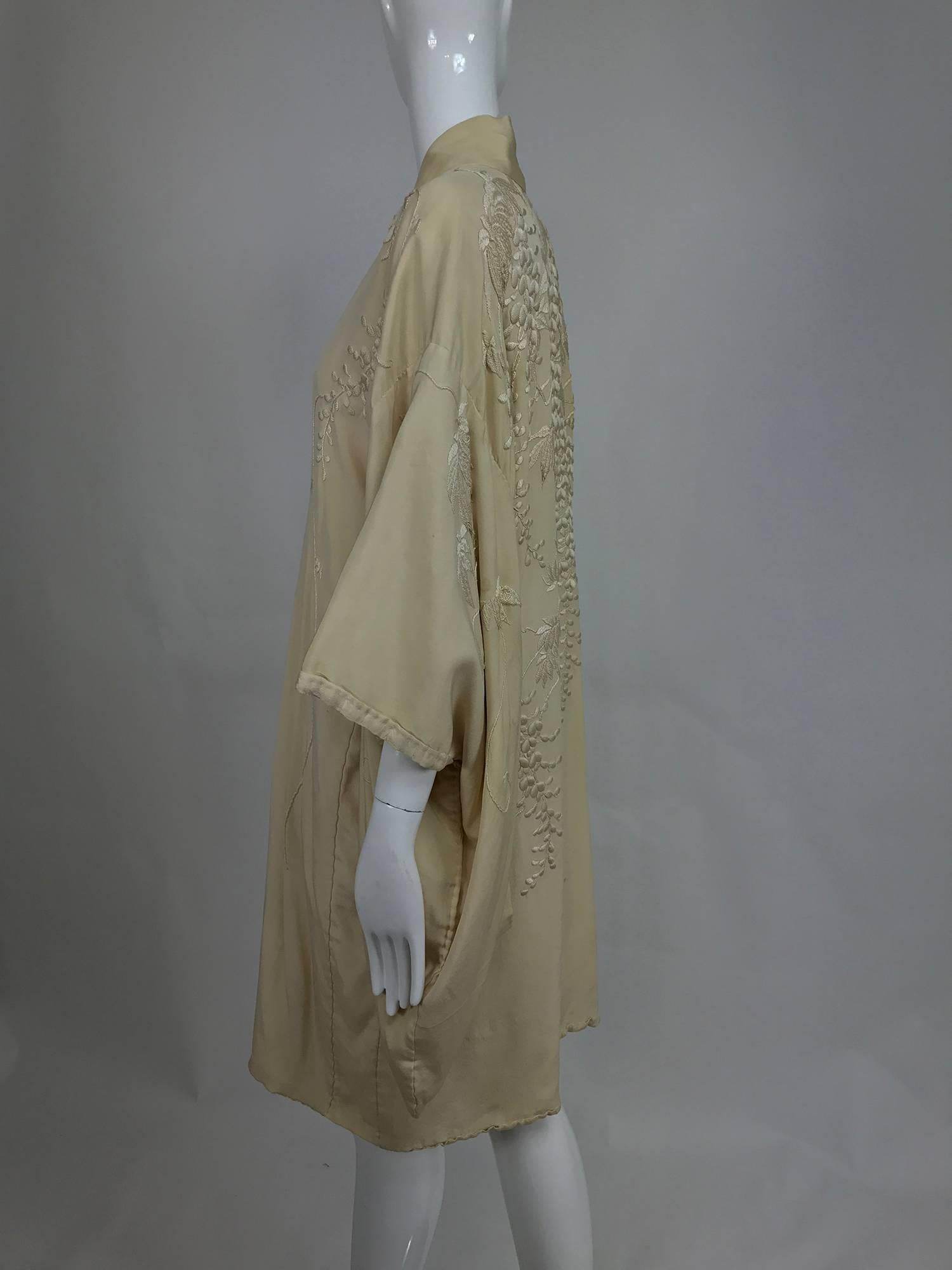 Vintage wisteria embroidered cream silk short kimono 1920s In Excellent Condition In West Palm Beach, FL