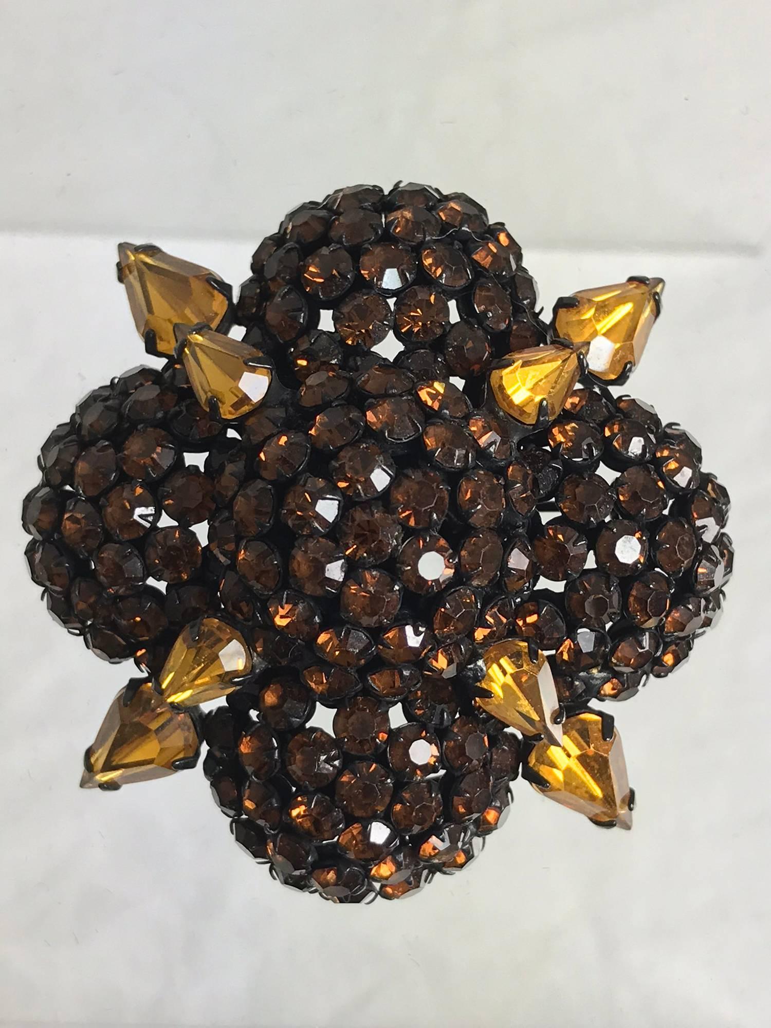 Warner large quatrefoil amber rhinestone encrusted pin In Excellent Condition In West Palm Beach, FL