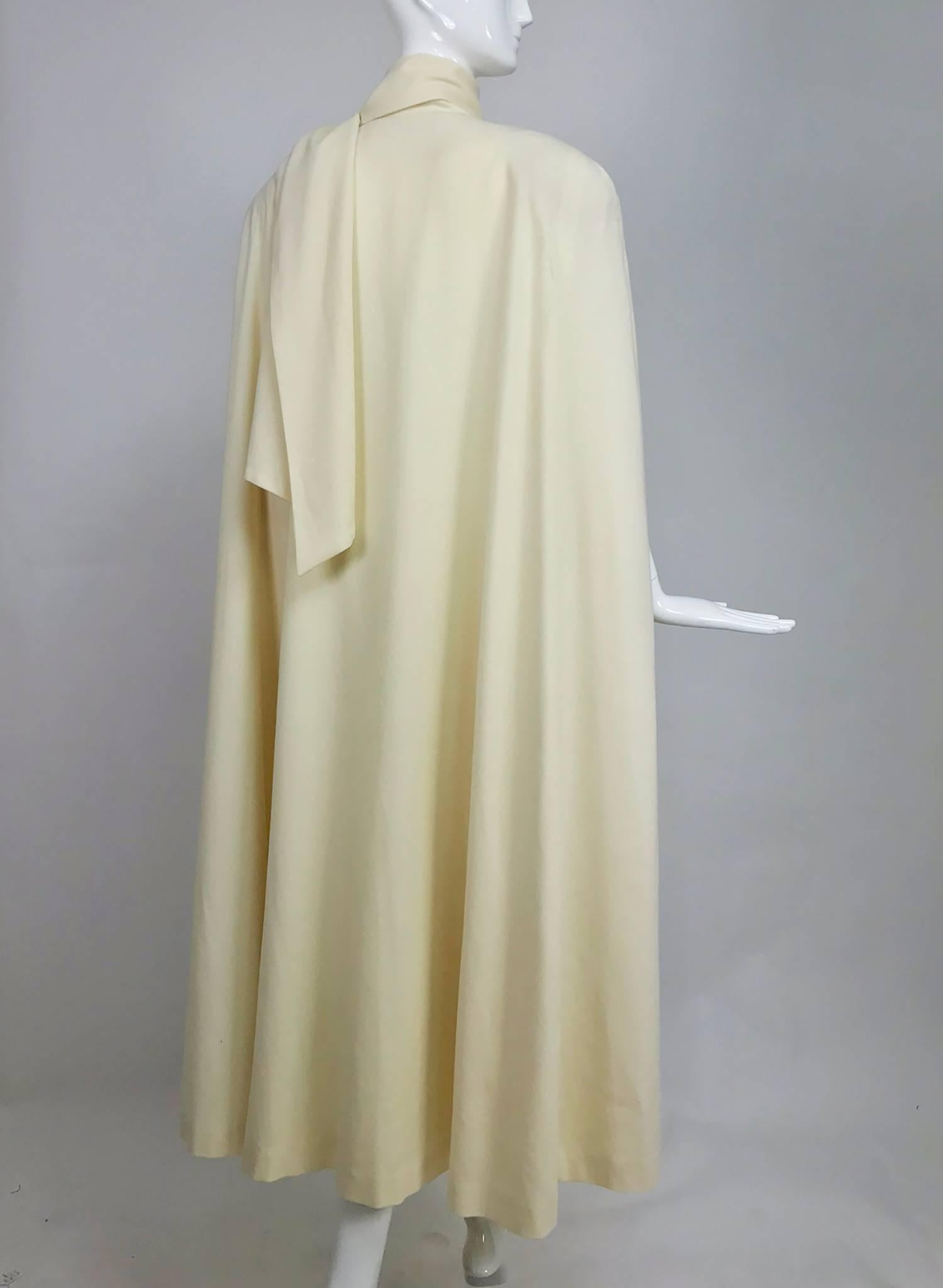 Winter white full length wool cape 1980s In Excellent Condition In West Palm Beach, FL