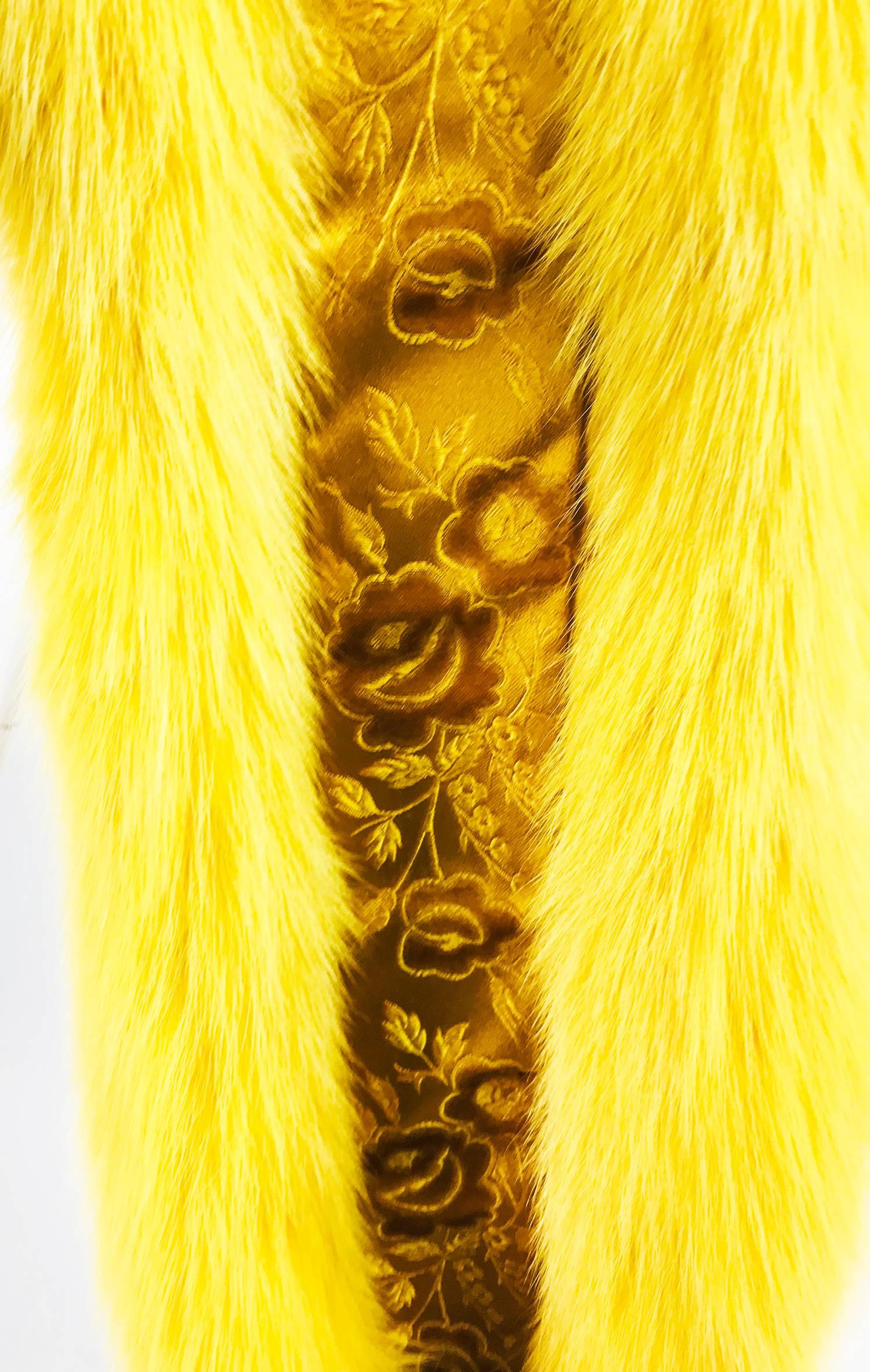 Saffron yellow fox fur stole with tails 1980s In Excellent Condition In West Palm Beach, FL