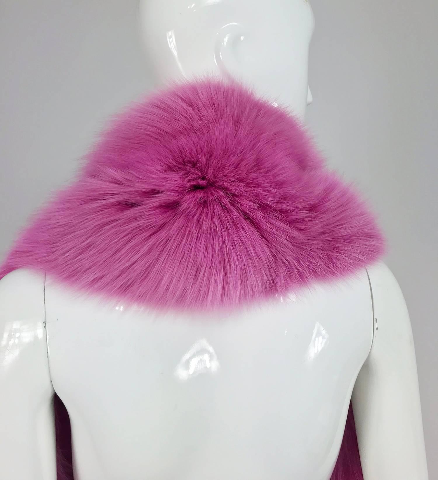 Hot Pink fox fur stole with tails 1980s In Excellent Condition In West Palm Beach, FL