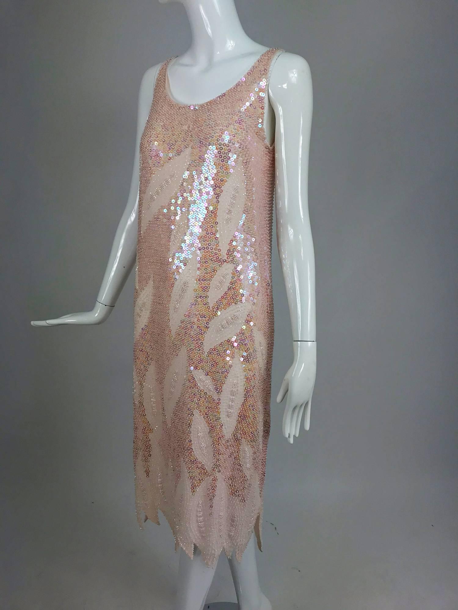 Rosa Kleid mit Pailletten und Perlen am Saum aus den 1980er Jahren...Blassrosa mit schillernden Pailletten, Rundhalsausschnitt, ärmelloses Kleid aus Seide...Unregelmäßiger Saum in Flammenoptik...Vollständig gefüttert in rosa Seide...Fällt klein