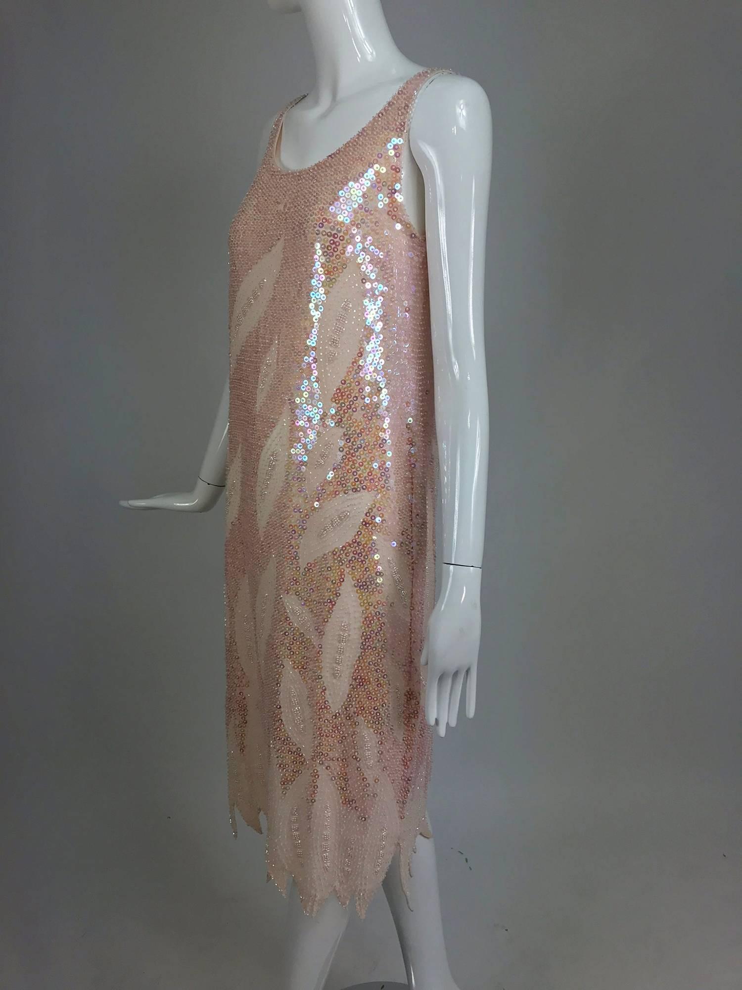 Rosafarbenes Kleid mit Pailletten und Perlen und Flammensaum 1980er Jahre (Braun) im Angebot