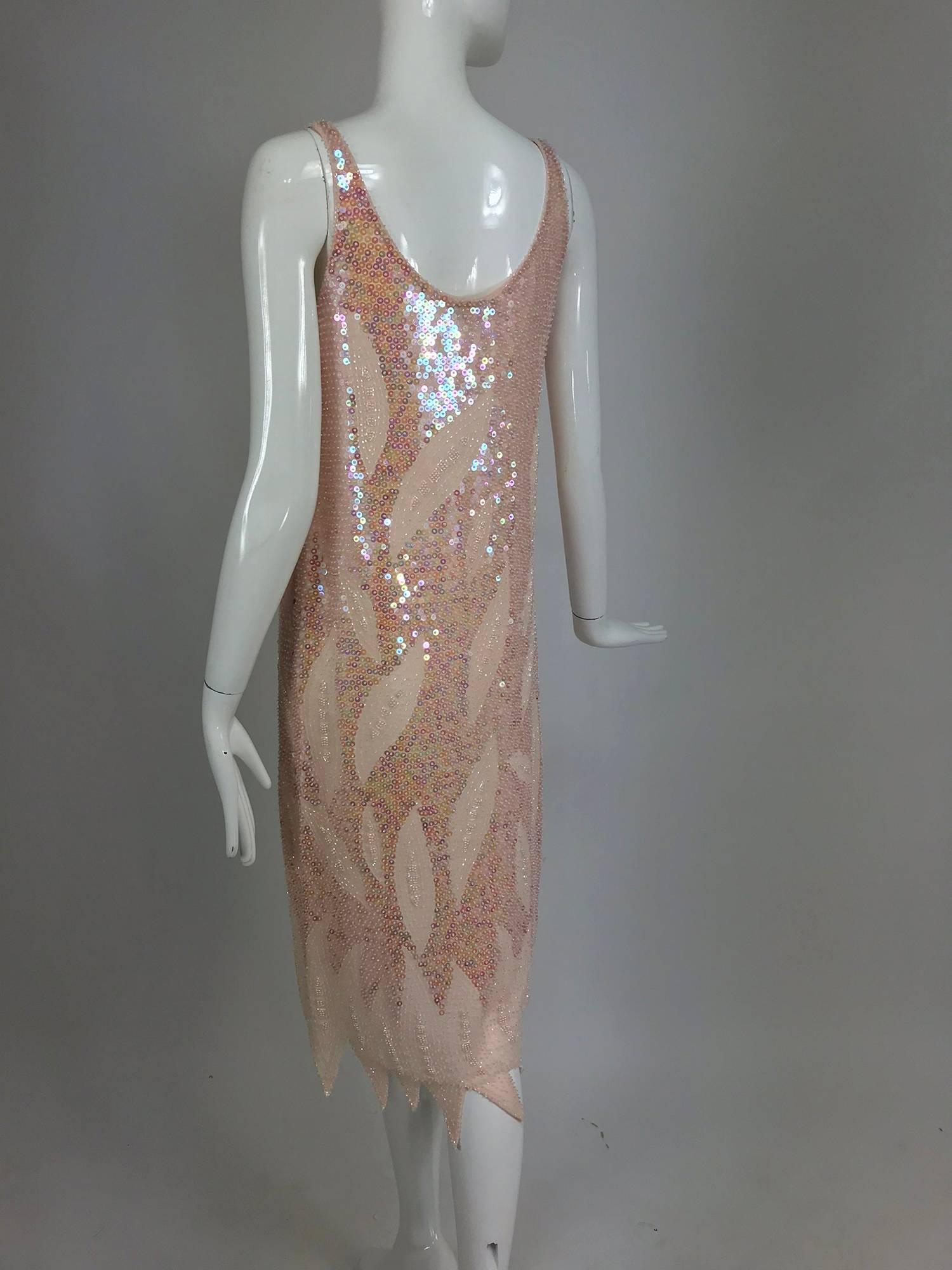 Rosafarbenes Kleid mit Pailletten und Perlen und Flammensaum 1980er Jahre im Zustand „Hervorragend“ im Angebot in West Palm Beach, FL