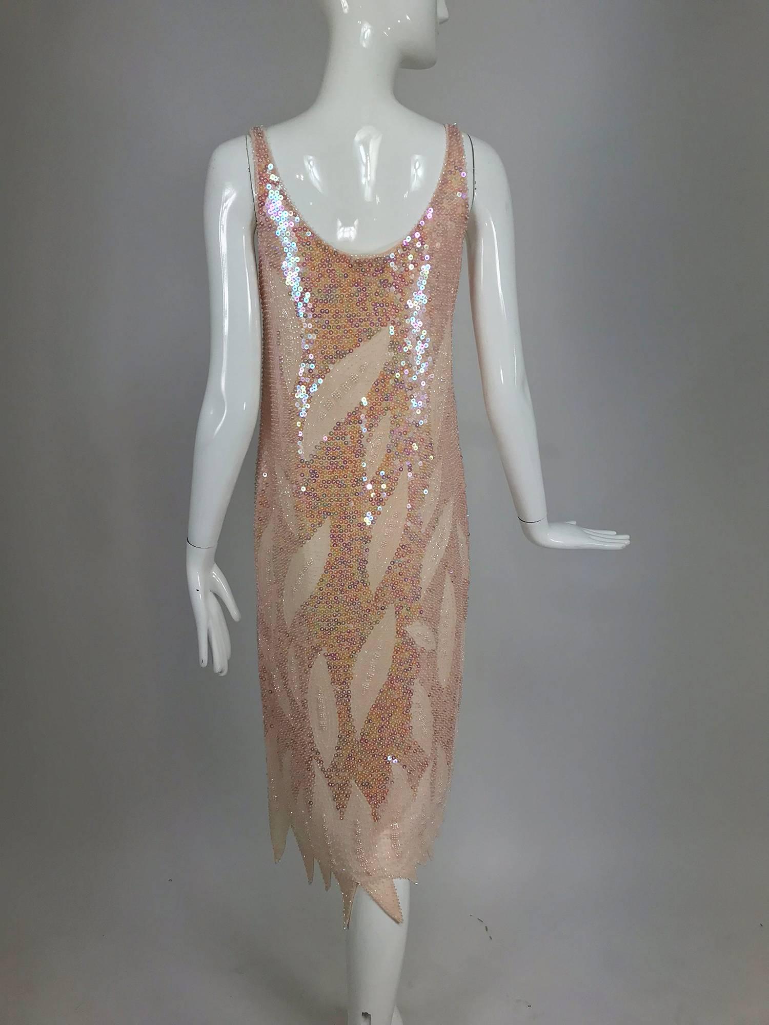 Rosafarbenes Kleid mit Pailletten und Perlen und Flammensaum 1980er Jahre Damen im Angebot