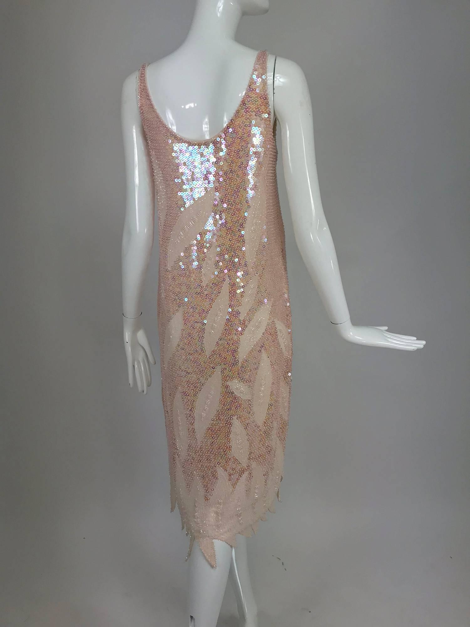 Rosafarbenes Kleid mit Pailletten und Perlen und Flammensaum 1980er Jahre im Angebot 1