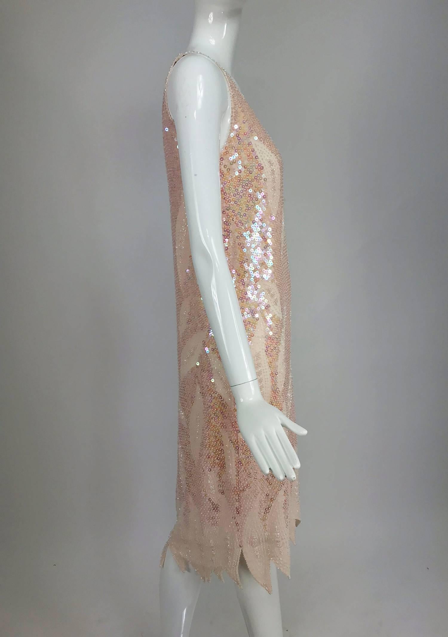 Rosafarbenes Kleid mit Pailletten und Perlen und Flammensaum 1980er Jahre im Angebot 3