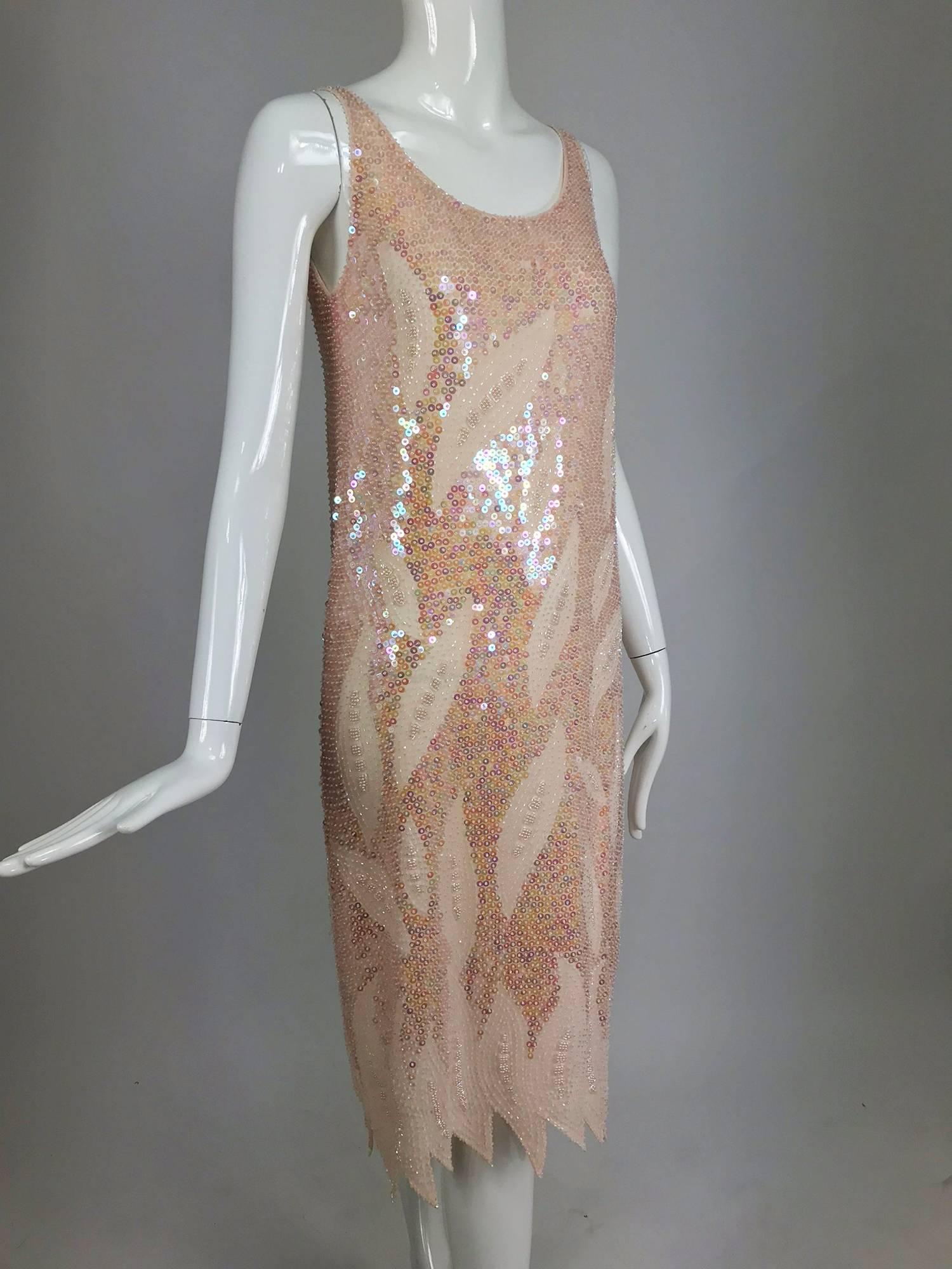 Rosafarbenes Kleid mit Pailletten und Perlen und Flammensaum 1980er Jahre im Angebot 4