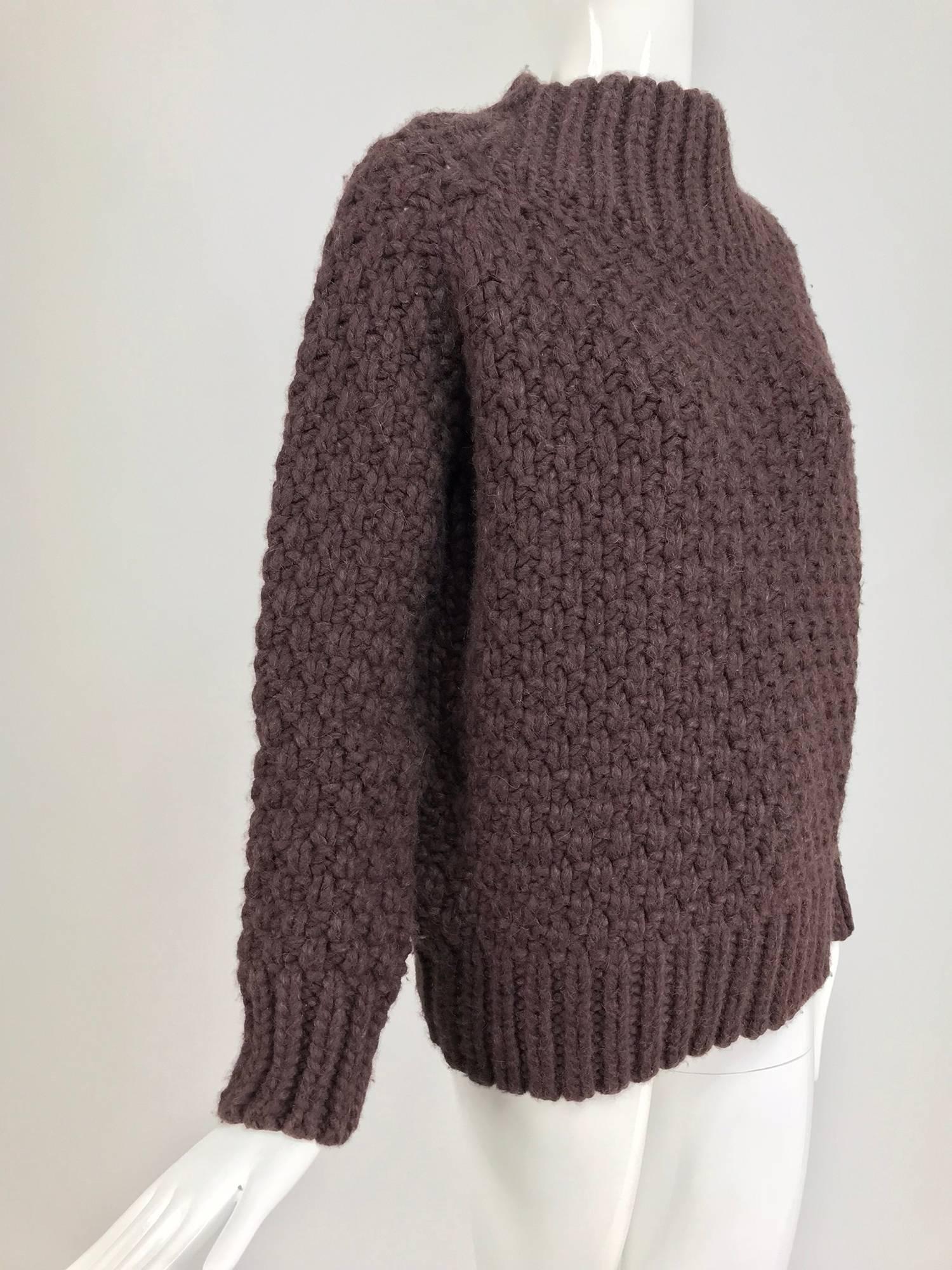 The Row chunky knit cashmere basket weave sweater in chocolate brown...Heavy ply cashmere sweater has a ribbed, mock neck, cuffs and hem...Marked size Small...

In excellent wearable condition... All our clothing is dry cleaned and inspected for