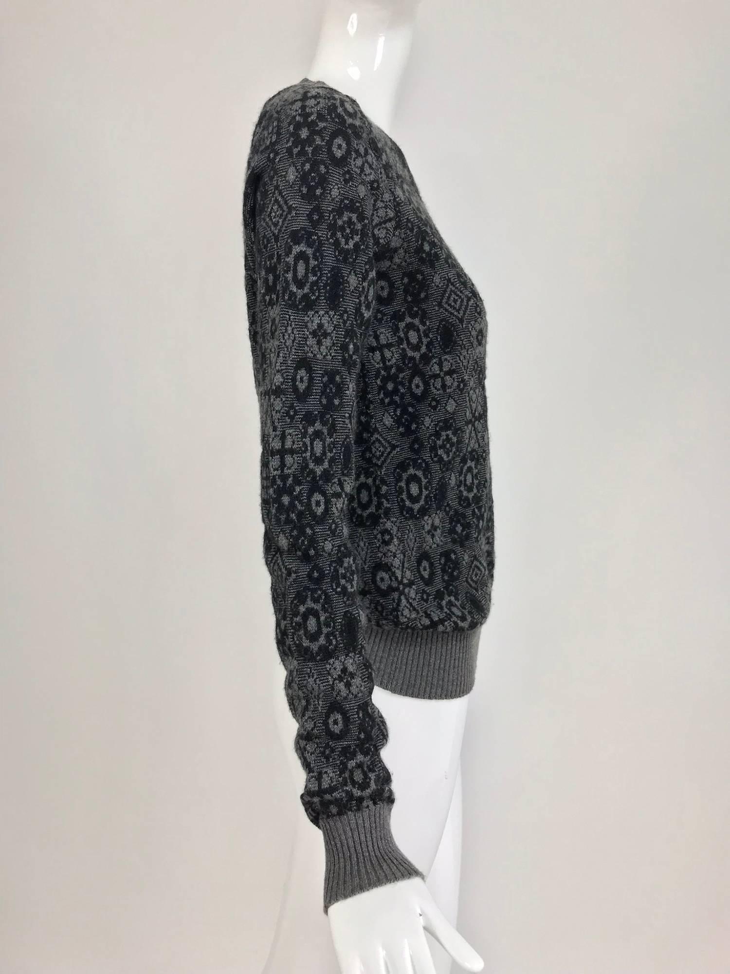 Chanel grey cashmere pull on sweater  In Excellent Condition In West Palm Beach, FL
