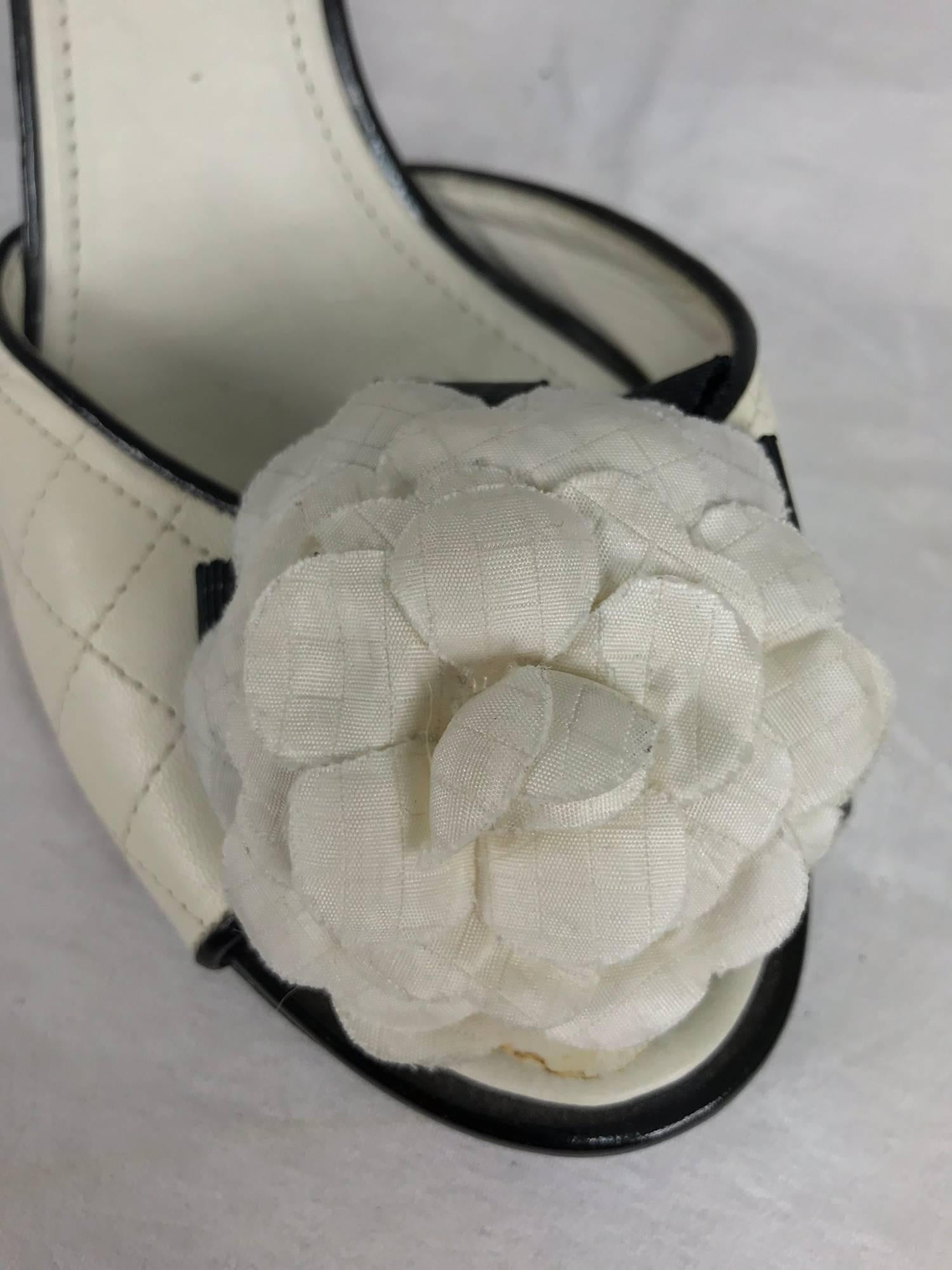 Chanel quilted mules patent heels and Camellia flowers 38 1/2 In New Condition In West Palm Beach, FL