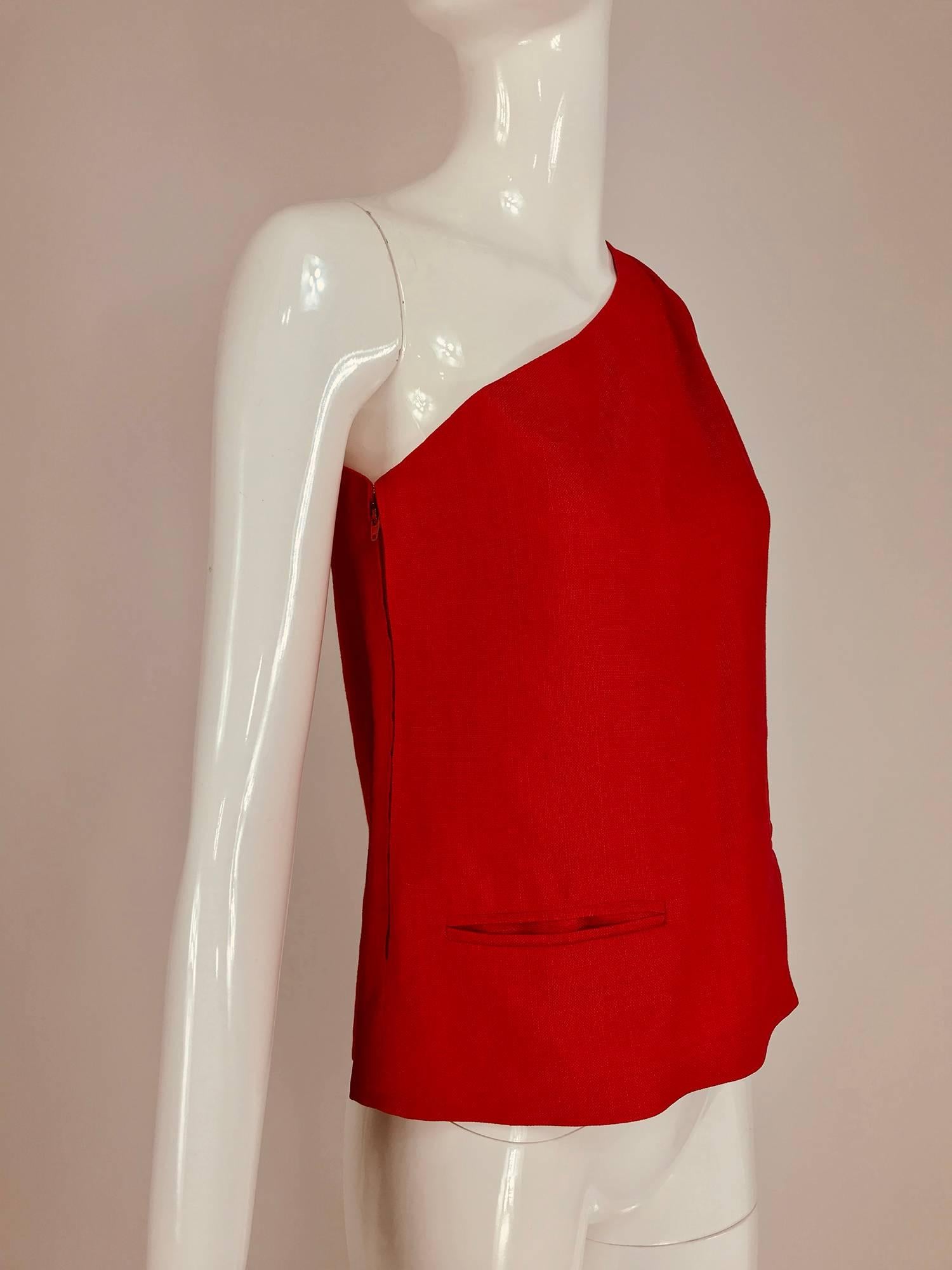 Bill Blass red linen one shoulder top from the 1970s. Bright coral red top has two besom pockets at the hip fronts. Mid weight linen. Closes at the side with a zipper and hook and eye. Looks great with white trousers.
Fits a size small.
In excellent