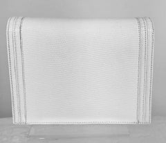 Weiße Eidechsen-Clutch mit goldenen Beschlägen von Lana of London