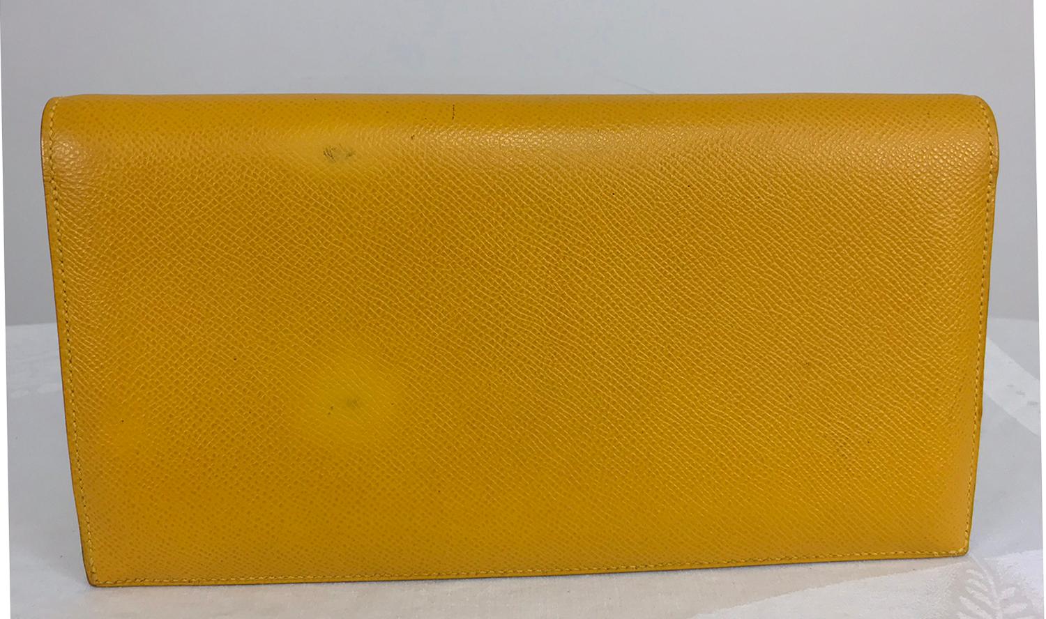 Senfgelbe Clutch aus gekörntem Leder von Hermes (Gelb) im Angebot