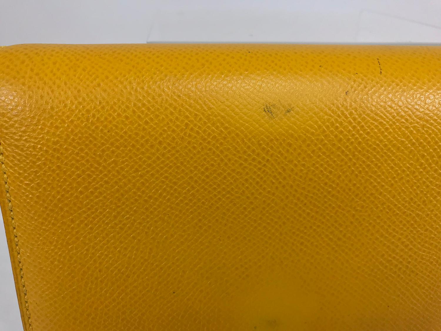 Jaune Pochette Hermès en cuir grainé jaune moutarde en vente