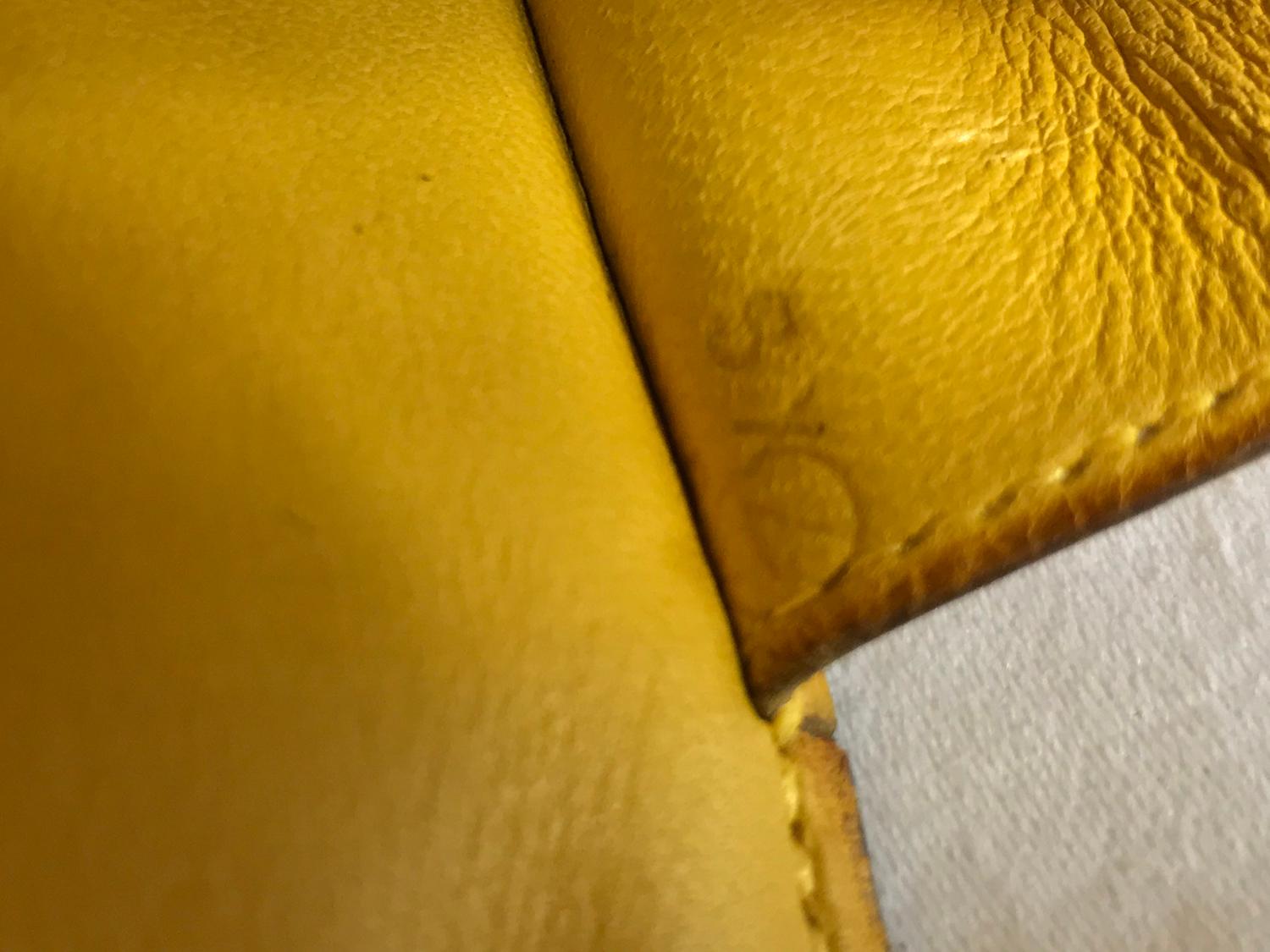 Pochette Hermès en cuir grainé jaune moutarde en vente 1