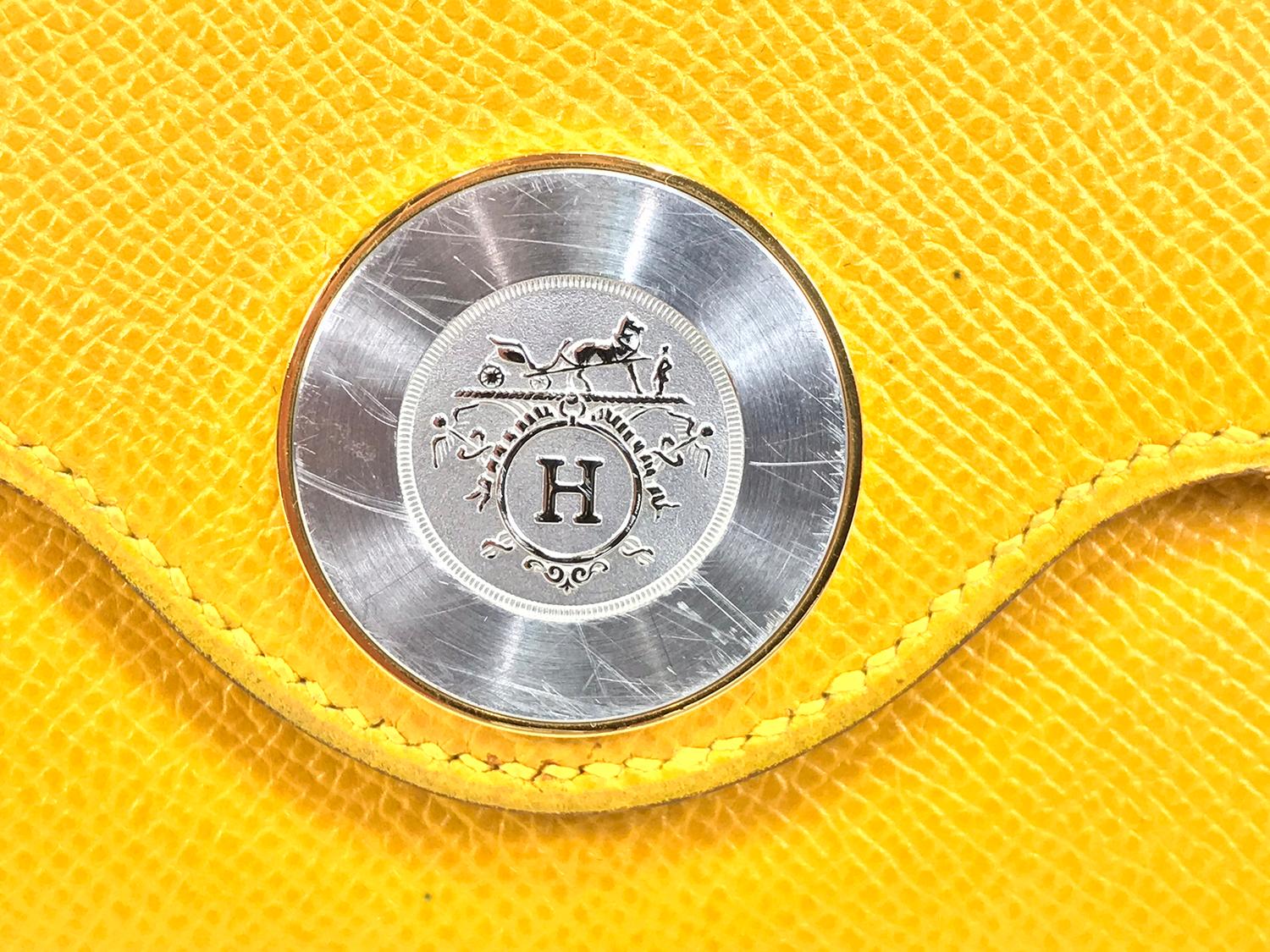 Pochette Hermès en cuir grainé jaune moutarde en vente 2
