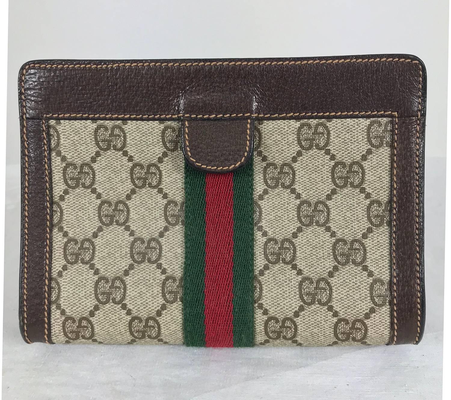 Gucci red and green twill stripe, logo vinyl leather trim makeup bag clutch from the 1980s. Lined in vinyl, closes with hidden Velcro. In excellent condition.
Measurements are in inches:
7