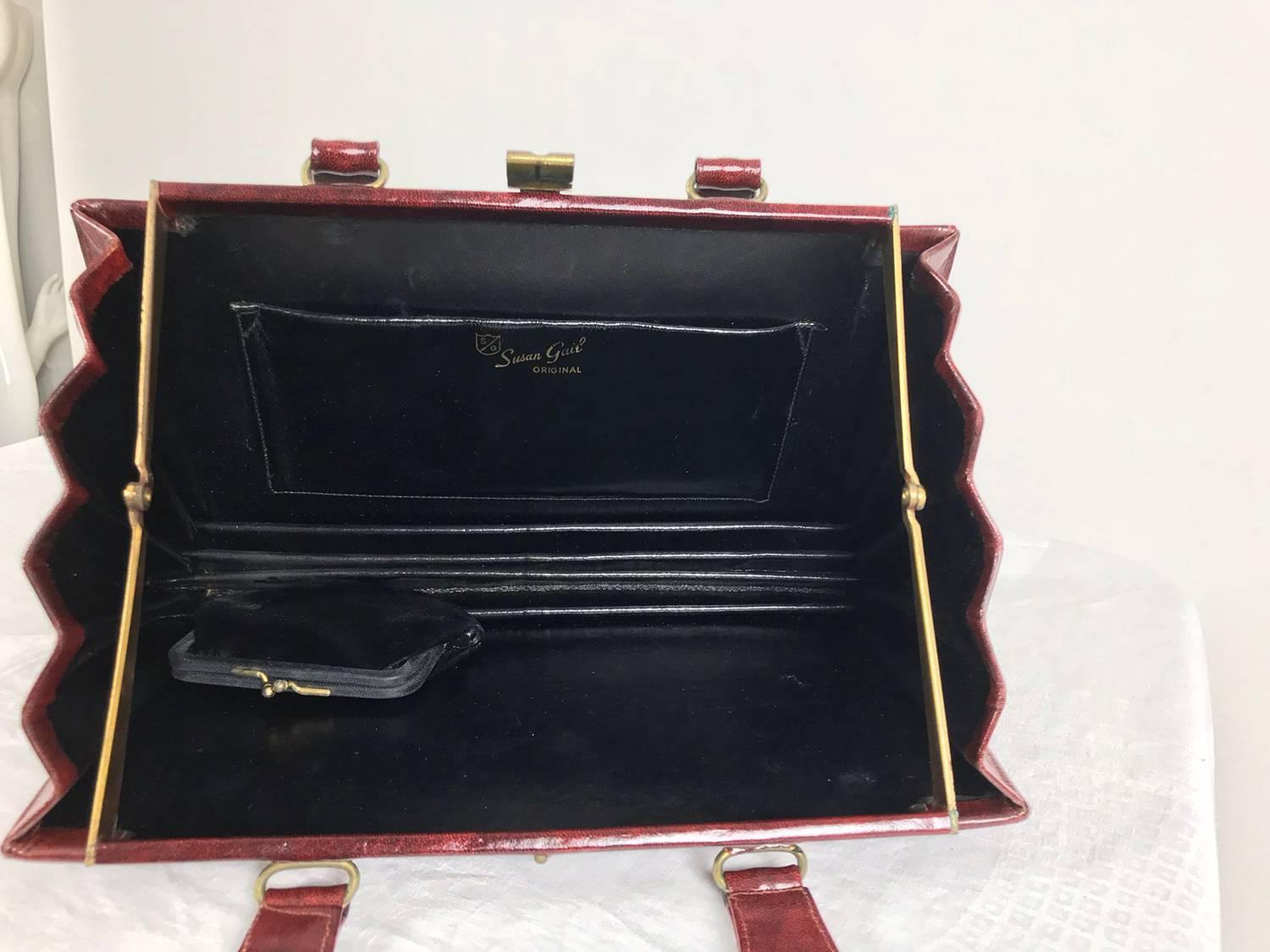 Susan Gail Original Burgundy leather accordion handbag In Excellent Condition For Sale In West Palm Beach, FL