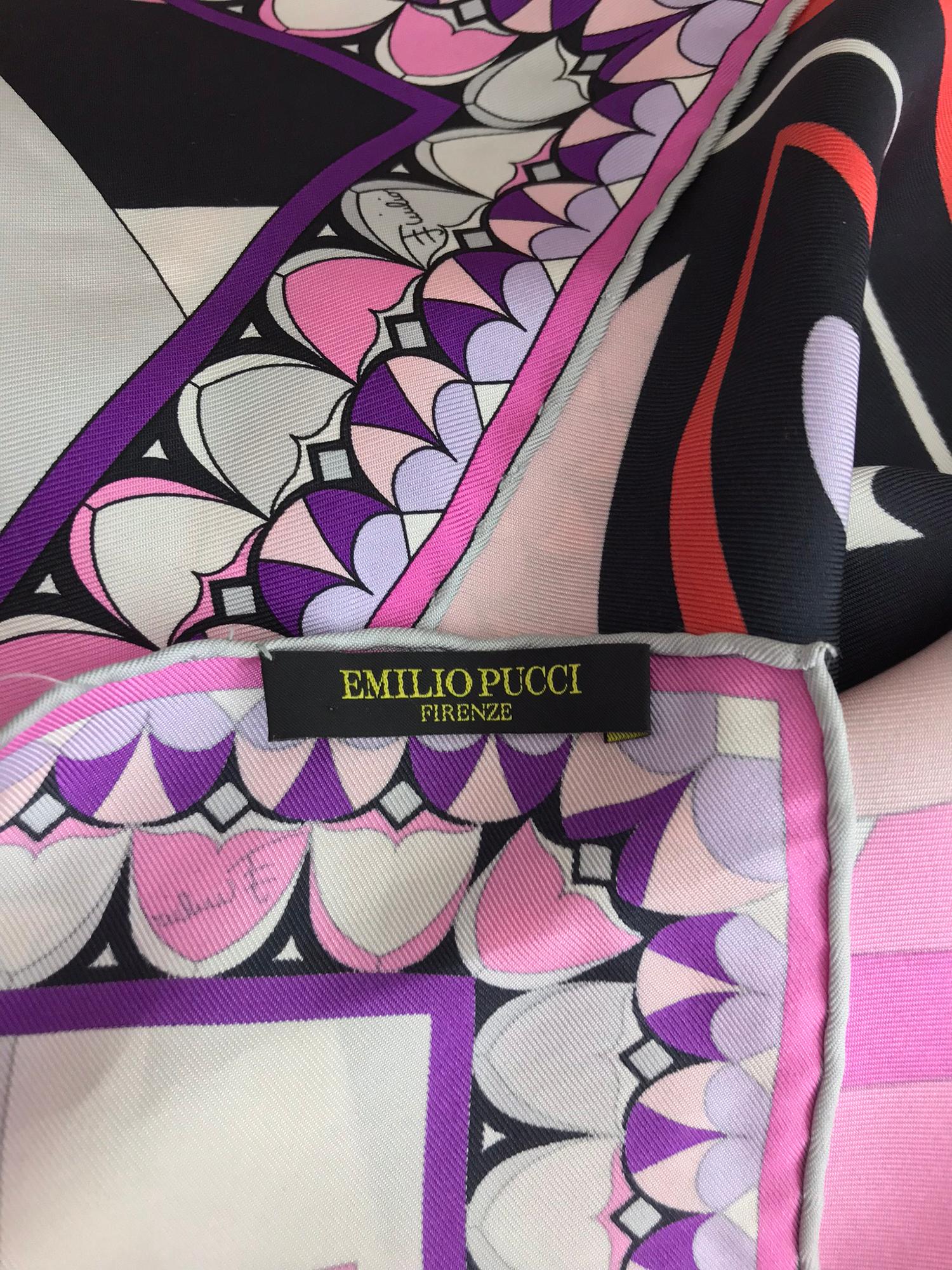 Pucci signed silk twill print scarf 34 x 34 In Good Condition For Sale In West Palm Beach, FL