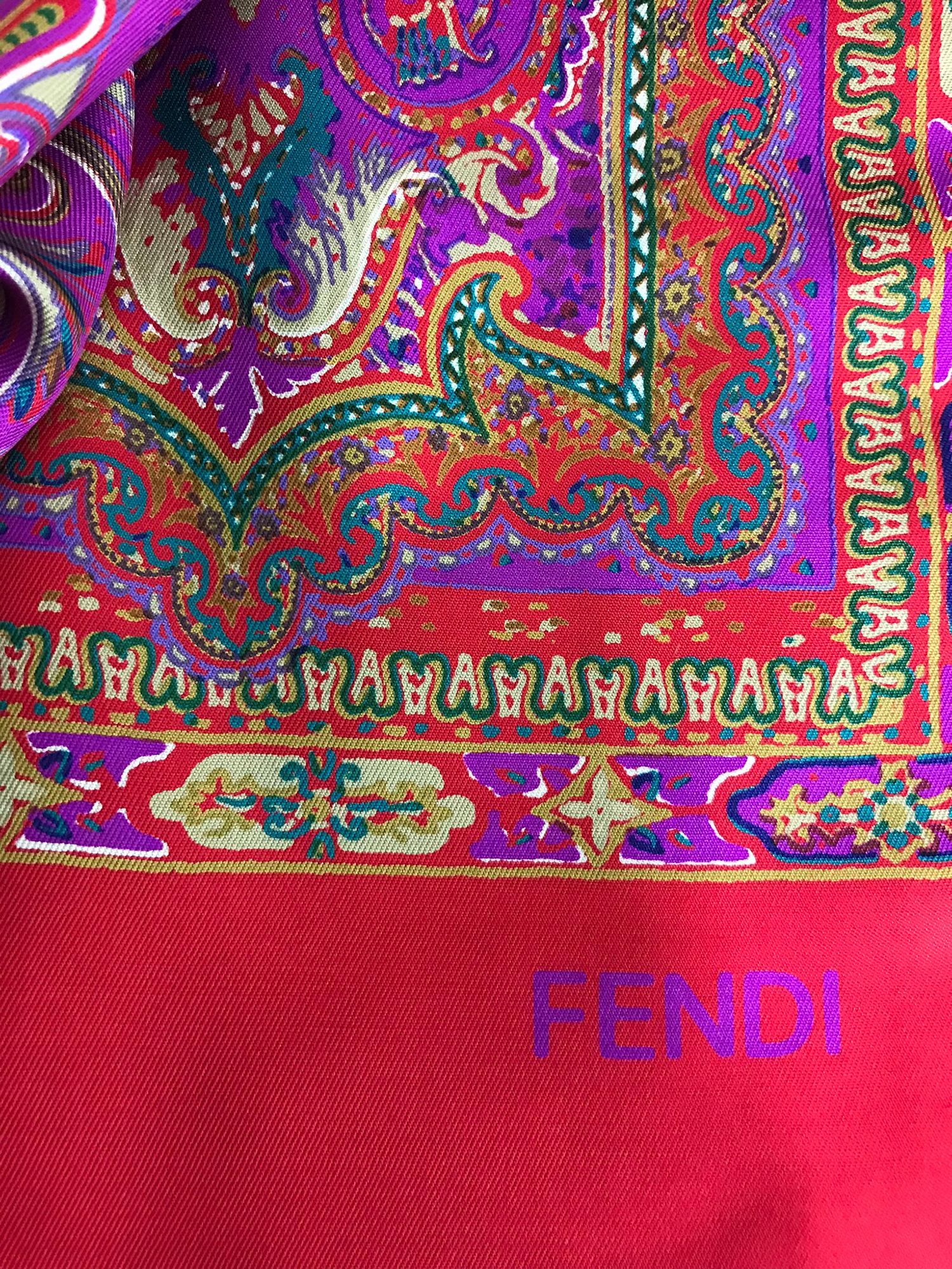 Marron Fendi - Écharpe oblongue en soie à motif cachemire rouge et fuchsia  en vente