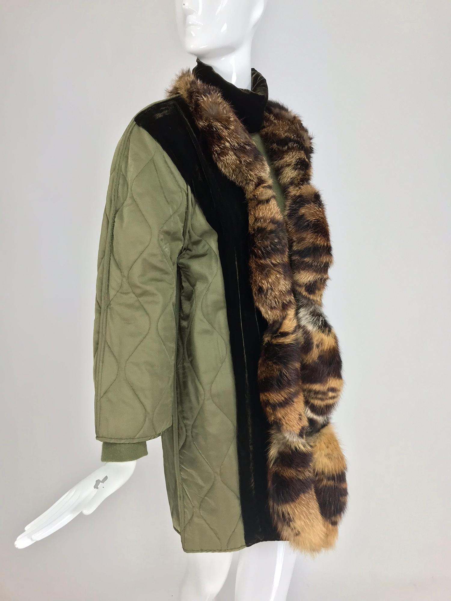 Gianfranco Ferre' Samt und Pelz besetzte Steppjacke mit passendem Pullover aus den 1990er Jahren.  Olivgrüne Steppjacke mit Seitenteilen aus dunklerem Samt, die Vorderseiten der Jacke sind mit Pelz besetzt. Diese Jacke ist vorne offen, keine