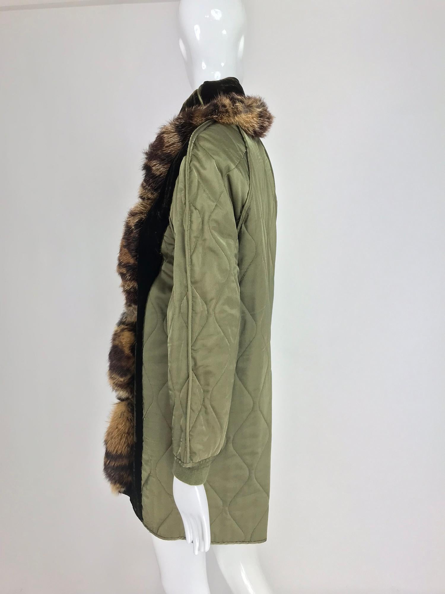 Die olivfarbene gesteppte Jacke und der Pullover mit Pelzbesatz von Gianfranco Ferre aus Samt 1990er Jahre 3